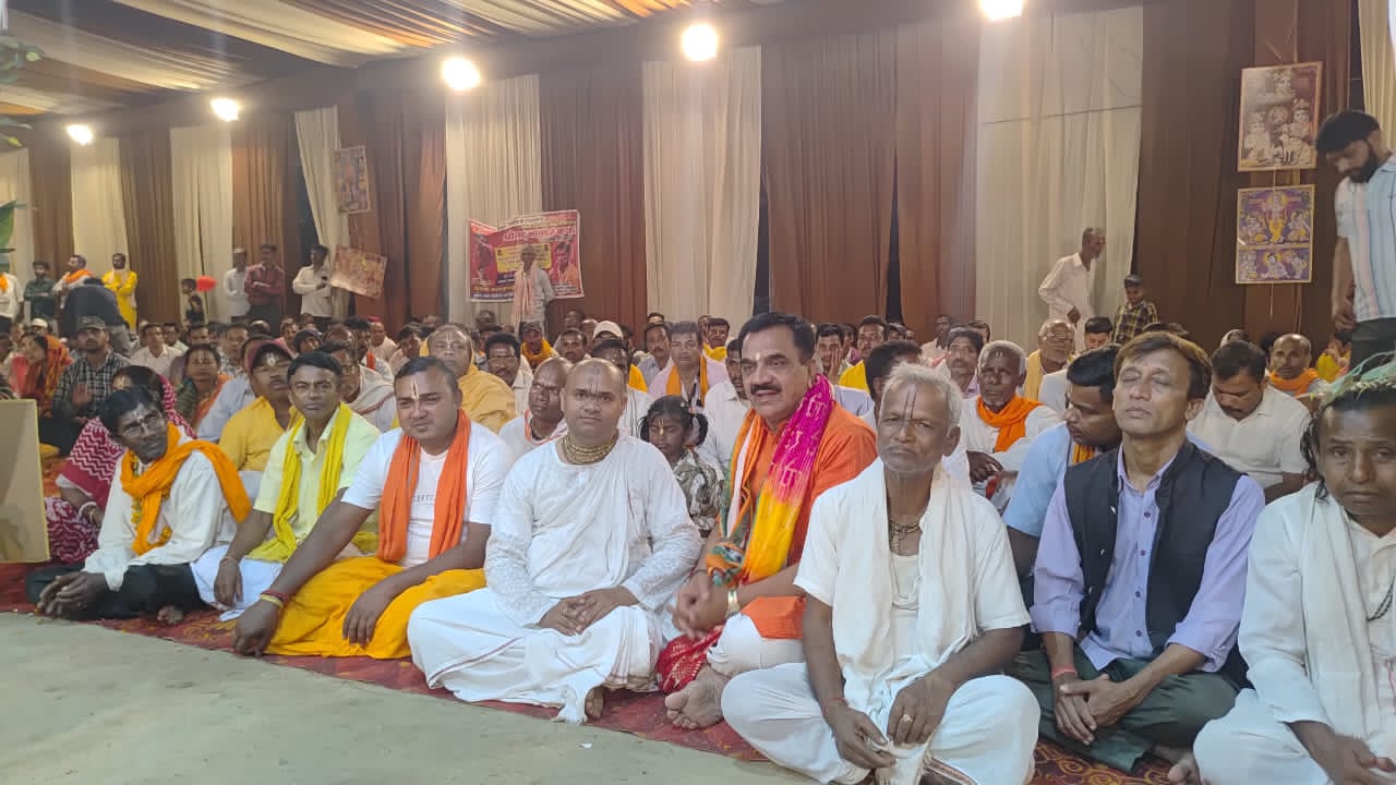 रूद्रपुर। पूर्व विधायक एवं कांग्रेस नेता राजकुमार ठुकराल ने ग्राम सुंदरपुर स्थित मंदिर प्रांगण में आयोजित अखण्ड महानाम संकीर्तन में प्रतिभाग किया। इस दौरान उन्होंने संकीर्तन मंडली के साथ बैठकर श्हरे रामा हरे कृष्णाश् महामंत्र का श्रद्धापूर्वक जाप किया। ठुकराल ने इस धार्मिक आयोजन में सम्मिलित होकर क्षेत्रवासियों की सुख, शांति और समृद्धि के लिए प्रार्थना की। कार्यक्रम में पहुँचने पर आयोजक समिति द्वारा पूर्व विधायक राजकुमार ठुकराल को अंग वस्त्र भेंट कर भव्य स्वागत और सम्मान किया गया। इस अवसर पर राजकुमार ठुकराल ने कहा कि भक्ति और कीर्तन से मन को शांति मिलती है और समाज में आपसी भाईचारे एवं सौहार्द का संचार होता है। उन्होंने कहा कि महानाम संकीर्तन जैसे आयोजन हमारी सांस्कृतिक और आध्यात्मिक धरोहर को जीवित रखते हैं। उन्होंने आयोजन समिति के प्रयासों की सराहना करते हुए कहा कि ऐसे आयोजनों से युवा पीढ़ी को अपनी जड़ों और संस्कारों से जुड़ने का अवसर मिलता है। इस धार्मिक कार्यक्रम में मुख्य रूप से आनंद शर्मा, गगन ग्रोवर, सुदीप ठाकुर, केरू मण्डल, विजय बाछाड़, ठाकुर राय, जितेन्द्र राय, दुलाल मण्डल, महानंद मण्डल, तारक मण्डल, बाबू मण्डल, सुभाष मण्डल, देवु मण्डल, अतुल कृष्ण, प्रदीप मण्डल, भवतोष बाछाड़, परि बाछाड़, दिलीप ढाली, तपन ढाली, तरूण मण्डल, बनमाली मिस्त्री, निमाई ढाली, शुभांकर मण्डल, गौरपद सरकार, राजीव गुप्ता सहित भारी संख्या में श्रद्धालु और क्षेत्रीय लोग उपस्थित रहे।