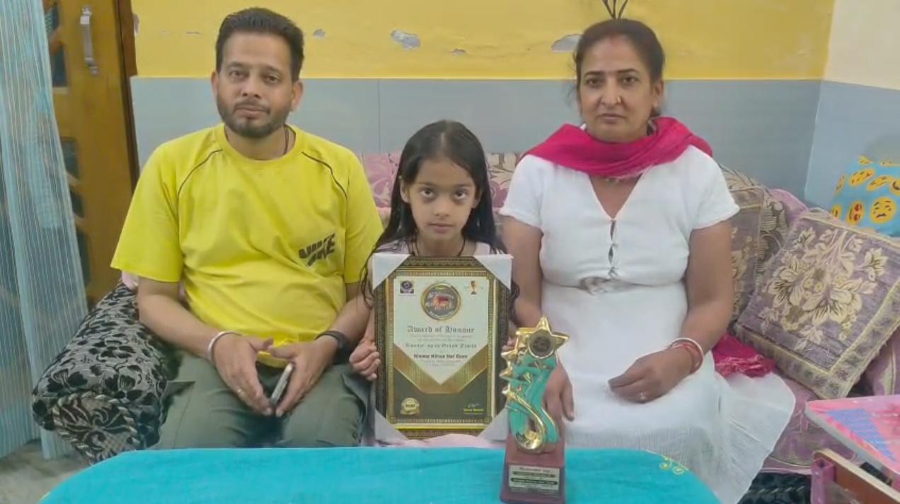 7 वर्षीय गुरकीरत कौर ने डांस प्रतियोगिता में जीता रनर-अप अवार्ड, बैलपड़ाव क्षेत्र का बढ़ाया मान नैनीताल। बैलपड़ाव क्षेत्र की 7 वर्षीय बालिका गुरकीरत कौर ने अपनी प्रतिभा का शानदार प्रदर्शन करते हुए राष्ट्रीय स्तर की डांस प्रतियोगिता में रनर-अप अवार्ड जीतकर क्षेत्र सहित उत्तराखंड का नाम रोशन किया है। इस उपलब्धि पर परिजनों और क्षेत्रवासियों में खुशी की लहर है तथा सभी ने बालिका के उज्ज्वल भविष्य की कामना की है।जानकारी के अनुसार बैलपड़ाव निवासी कलवंत चंद, जो पीएम श्री राजकीय आदर्श इंटर कॉलेज कोटाबाग में प्रवक्ता हैं, तथा श्रीमती परमजीत, एल.टी. राजकीय उच्चतर माध्यमिक विद्यालय भलौन रामनगर में शिक्षिका हैं, उनकी सुपुत्री गुरकीरत कौर ने छोटी उम्र में ही अपनी प्रतिभा का लोहा मनवाया है।गुरकीरत कौर ने के.के.एच.डी. “किसमें कितना है दम” डांस प्रतियोगिता में देशभर के प्रतिभागियों के बीच शानदार प्रदर्शन करते हुए तृतीय स्थान प्राप्त कर रनर-अप अवार्ड अपने नाम किया। यह प्रतियोगिता 24 मार्च को रायात बहारा यूनिवर्सिटी, चंडीगढ़ में आयोजित की गई थी। फाइनल राउंड में गुरकीरत ने अपने आकर्षक और आत्मविश्वास से भरपूर प्रस्तुति से निर्णायकों और दर्शकों का दिल जीत लिया।कार्यक्रम का आयोजन डी.डी. पंजाबी चैनल द्वारा किया गया था। प्रतियोगिता का प्रसारण 1 अप्रैल 2026 को सायं 2:30 बजे से 3:30 बजे तक डी.डी. पंजाबी चैनल पर किया जाएगा।अपनी इस सफलता का श्रेय गुरकीरत कौर ने अपनी माता को दिया और कहा कि उनकी प्रेरणा और मार्गदर्शन से ही वह इस मुकाम तक पहुंच सकी हैं।गुरकीरत की इस उपलब्धि से क्षेत्र में खुशी का माहौल है। शिक्षकों, समाजसेवियों एवं स्थानीय लोगों ने बालिका को बधाई देते हुए कहा कि इतनी कम उम्र में मिली यह सफलता अन्य बच्चों के लिए भी प्रेरणादायक है।