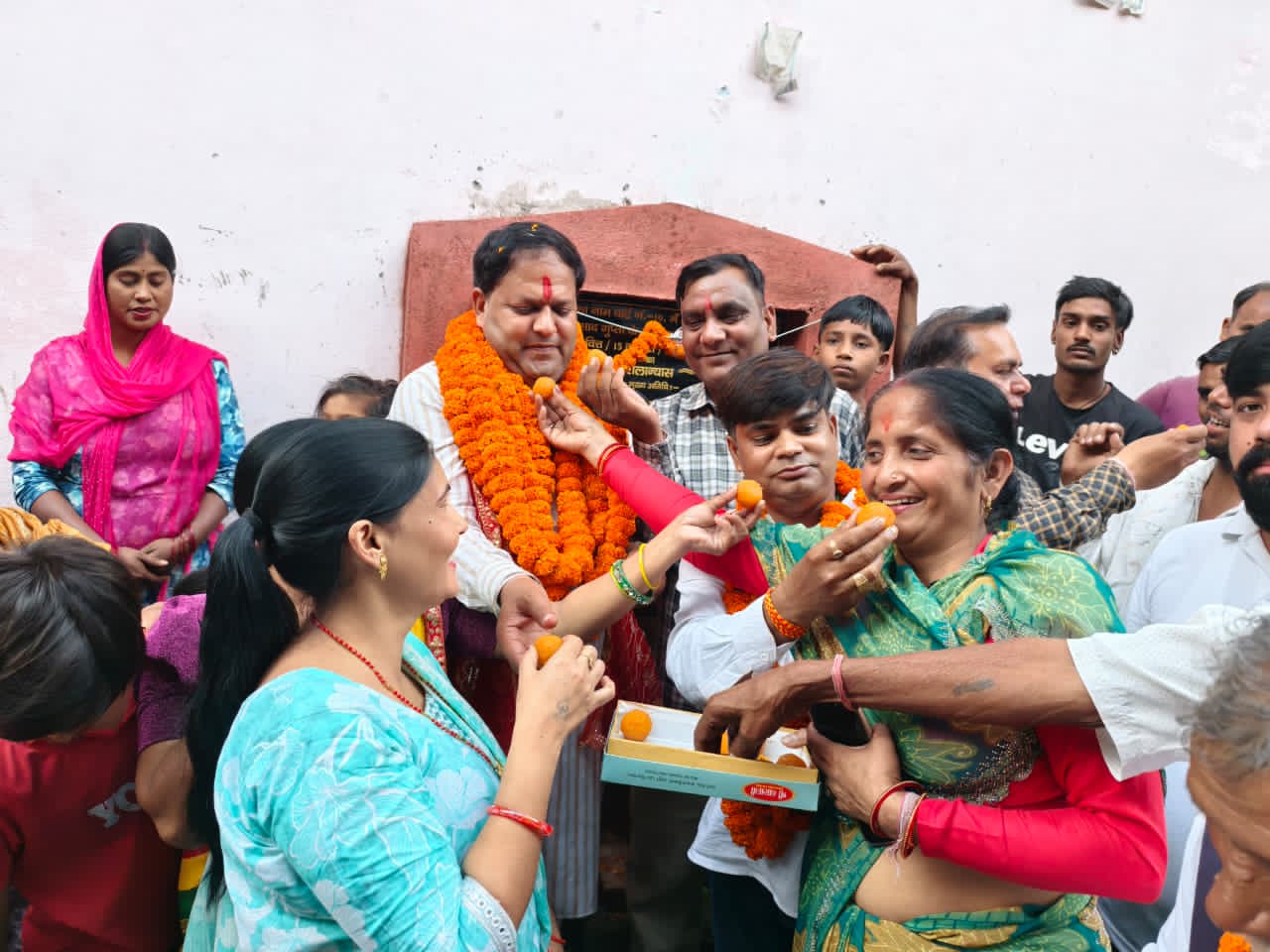 वार्ड 10 के लोगों को दो दशक बाद मिली सड़क की सौगात