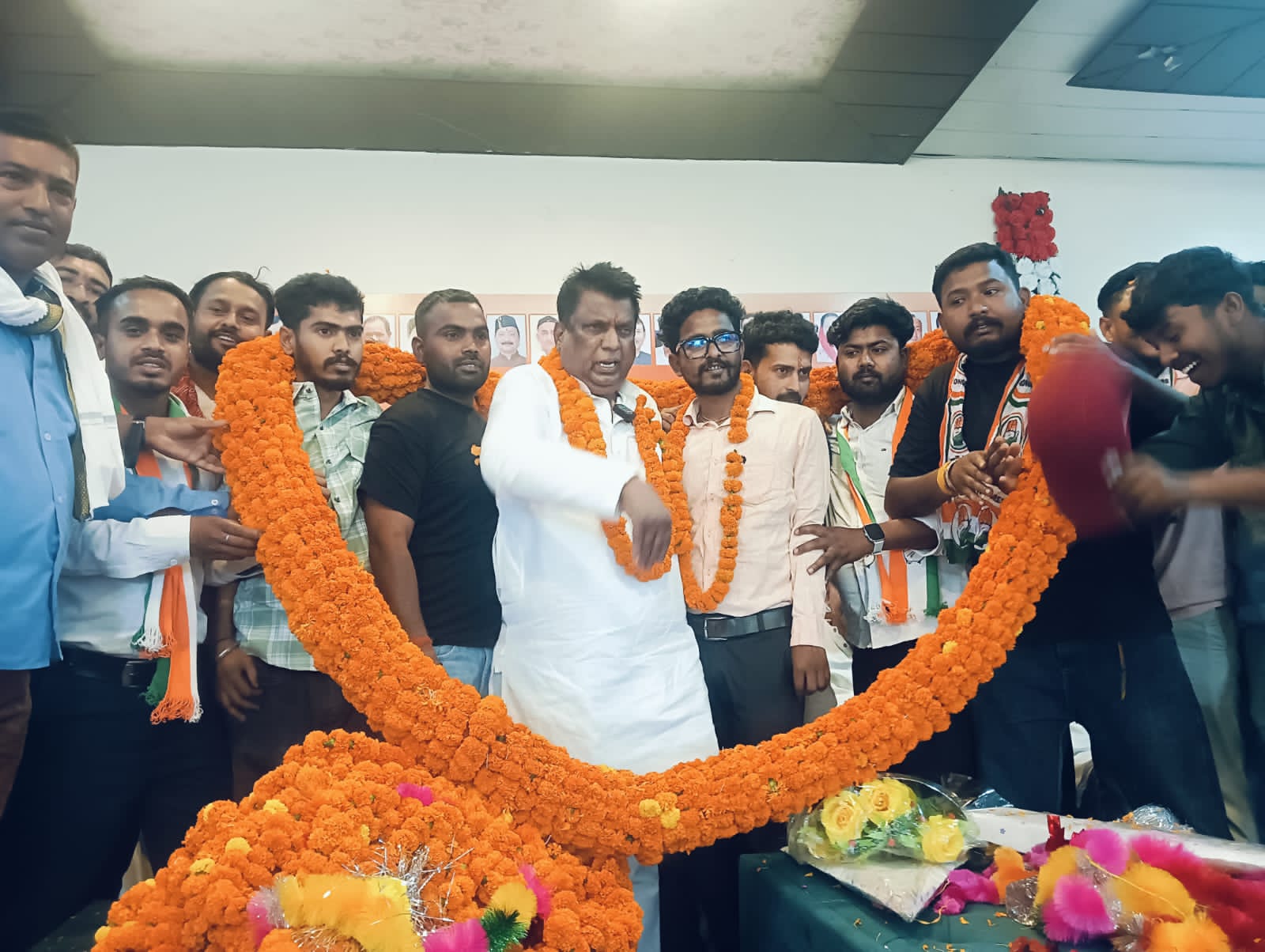 कांग्रेस की एक मीटिंग में मेनका टॉकीज सितारगंज में रखी और बहुत सारे कांग्रेसी वहां इकट्ठा हुए और अपने-अपने विचार रखे और पूर्व विधायक नारायण पाल मंच पर आए और उन्होंने कहा कि कांग्रेस मेरा घर है और मेरे घर में मेरी वापसी हुई है ऐसा कहना है पूर्व विधायक नारायण पाल कासाथ ही कांग्रेस के प्रदेश अध्यक्ष ने कहा कि नारायण पाल के पार्टी में आने से पार्टी को मजबूती मिली है और सितारगंज विधानसभा में भी मजबूती मिली है