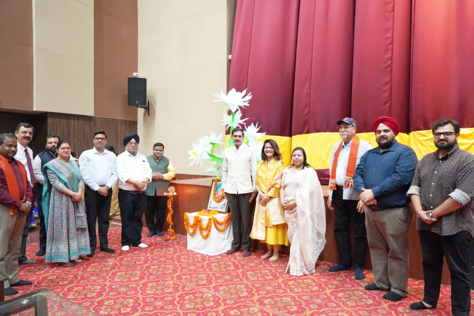 नन्हे कदमों की बड़ी उड़ान: डीपीएस में आयोजित हुआ प्री-प्राइमरी ग्रेजुएशन डे और फाउंडेशन डे का भव्य आयोजनरूद्रपुर दिल्ली पब्लिक स्कूल के सभागार में प्री-प्राइमरी कक्षा के नन्हे-मुन्ने छात्रों के लिए ग्रेजुएशन डे का भव्य आयोजन किया गया। इस अवसर पर पूरा विद्यालय परिसर खुशी, उत्साह और गर्व के माहौल से गूंज उठा। कार्यक्रम की शुरुआत मुख्य अतिथि और विशिष्ट अतिथियों के द्वारा दीप प्रज्वलन के साथ हुई, जिसने वातावरण को आध्यात्मिक और गरिमामय बना दिया। इसके बाद विद्यालय के प्रधानाचार्य ने सभी अतिथियों का स्वागत किया और विद्यालय के उपलब्धियों के बारे में बताया। रंग-बिरंगे परिधानों में सजे छोटे-छोटे बच्चों ने अपनी मनमोहक प्रस्तुतियों से सभी का दिल जीत लिया। विशेष रूप से गुजराती मैशअप, रोबोट डांस और मैजिक डांस ने दर्शकों को मंत्रमुग्ध कर दिया। बच्चों का आत्मविश्वास, ऊर्जा और मंच पर उनकी प्रस्तुति देखकर उपस्थित अभिभावक और अतिथि भावुक हो उठे।कार्यक्रम में अनेक विशिष्ट अतिथियों की गरिमामयी उपस्थिति रही। जिनमें मुख्य अतिथि के रूप में जनरल दलबीर सिंह सुहाग – मुख्य अतिथि, सेशेल्स के पूर्व भारतीय उच्चायुक्त और भारतीय सेना के पूर्व प्रमुख उपस्थित रहे।उनके साथ ही विशिष्ट अतिथियों में डॉ. रश्मी सलूजा (अध्यक्ष, ग्लोबल ट्रेड एंड टेक्नोलॉजी काउंसिल), श्री कौस्तुभ मिश्रा (अतिरिक्त जिला मजिस्ट्रेट वित्त, उधम सिंह नगर), डॉ. अमृता शर्मा, एसडीएम बाजपुर, डॉ. गौरव गुप्ता -, संस्थापक अध्यक्ष, ग्लोबल ट्रेड एंड टेक्नोलॉजी काउंसिल (भारत), श्री विवेक राणा, जिला न्यायाधीश, श्री शुभम गुप्ता – निदेशक, ग्लोबल ट्रेड एंड टेक्नोलॉजी काउंसिल (भारत), श्री पवन अग्रवाल, एमडी, एसपी सॉल्वेंट, श्री संजय सिंघल – टाइटन के पूर्व प्लांट हेड भी मौजूद रहे। अपने उद्बोधन में डॉ. रश्मि सलूजा ने विद्यालय की शिक्षा प्रणाली और गतिविधियों की तारीफ की साथ ही उन्होंने अभिभावकों और शिक्षकों को भी अभिप्रेरित किया । उसके पश्चात मुख्य अतिथि जनरल दलबीर सिंह सुहाग जी ने विद्यालय के चेयरमैन श्री सुरजीत सिंह ग्रोवर जी और उनकी दूरदर्शी सोच की तारीफ की उन्होंने कहा कि डीपीएस रुद्रपुर आज शिक्षा के क्षेत्र में नए मुकाम छू रहा है और आने वाले समय में यह विद्यालय शिक्षा के क्षेत्र में कई ऊंचाइयों को प्राप्त करेगा।अंत में इस खास अवसर पर नन्हे विद्यार्थियों को ग्रेजुएशन कैप पहनाकर प्रमाण-पत्र प्रदान किए गए। यह क्षण बच्चों के जीवन का एक महत्वपूर्ण और यादगार पड़ाव बन गया, जिसे वे हमेशा संजोकर रखेंगे।विद्यालय के चेयरमैन श्री सुरजीत सिंह ग्रोवर ने अपने संबोधन में कहा कि आधुनिक युग में शिक्षा का स्वरूप तेजी से बदल रहा है। अब शिक्षा केवल पुस्तकों तक सीमित नहीं रह गई है, बल्कि यह गतिविधि-आधारित और अनुभवात्मक हो गई है। क्योंकि वर्तमान समय किताबी ज्ञान का नहीं है अब समय रोबोट प्रणाली पर तेजी से भाग रहा है। उन्होंने विद्यालय की योजनाओं पर प्रकाश डालते हुए कहा कि हमने बच्चों के सर्वांगीण विकास के लिए एक खुला और रचनात्मक शैक्षिक वातावरण तैयार किया है। जिसमें बच्चे अपने अपने अनुभव के आधार पर शिक्षकों के मार्गदर्शन में अपने भविष्य की नींव को और मजबूत कर रहे हैं। अंत में उन्होंने सभी बच्चों को आशीर्वाद देते हुए उनके उज्ज्वल भविष्य की कामना की और अभिभावकों को बधाई दी