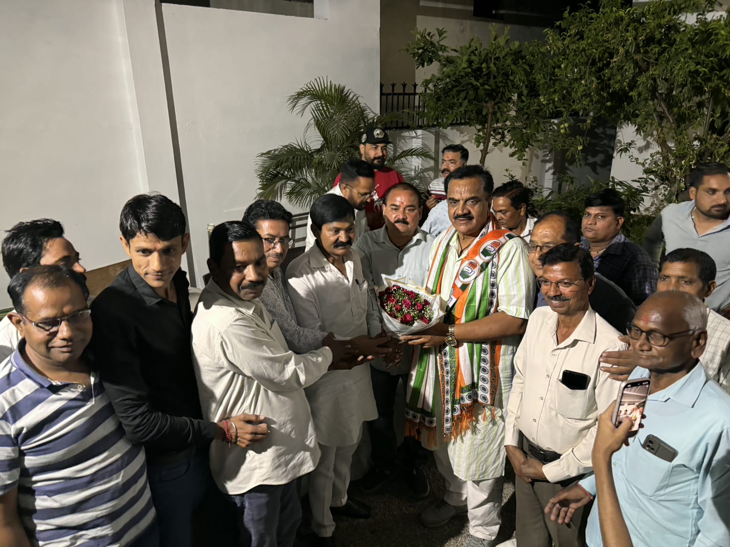 रूद्रपुर। कांग्रेस में शामिल होने के बाद पहली बार ग्राम सभा कीरतपुर कोलड़ा पहुंचे पूर्व विधायक राजकुमार ठुकराल का कार्यकर्ताओं ने अभूतपूर्व स्वागत किया। कुरैया की जिला पंचायत सदस्य सुनीता सिंह एवं बार एसोसिएशन के पूर्व सचिव सर्वेश सिंह के आवास पर आयोजित स्वागत समारोह के दौरान कार्यकर्ताओं ने राजकुमार ठुकराल का फूल-मालाओं ओर नारेबाजी के साथ जोरदार अभिनंदन किया। आयोजित कार्यक्रम में उपस्थित जनसमूह को संबोधित करते हुए राजकुमार ठुकराल ने अपने राजनैतिक भविष्य और कांग्रेस की विचारधारा पर विस्तार से प्रकाश डाला। उन्होंने कहा कि कांग्रेस पार्टी की जनहितकारी नीतियों और आम आदमी के प्रति उसके समर्पण को देखते हुए ही उन्होंने पार्टी की सदस्यता ग्रहण करने का निर्णय लिया है। उन्होंने कहा कि आज के दौर में कांग्रेस ही वह विकल्प है जो समाज के हर वर्ग को साथ लेकर चल सकती है। राजकुमार ठुकराल ने कार्यकर्ताओं में जोश भरते हुए कहा कि उनके जीवन का एकमात्र उद्देश्य क्षेत्र की जनता की सेवा करना और विकास की मुख्यधारा से वंचित लोगों को उनका हक दिलाना है। उन्होंने कहा कि राजनीति उनके लिए माध्यम है जिससे वह जन-जन की समस्याओं का समाधान कर सकें और कांग्रेस के झंडे तले वह इस लक्ष्य को और अधिक मजबूती से प्राप्त करेंगे। ठुकराल ने अपने संबोधन में विश्वास दिलाया कि कार्यकर्ताओं के मान-सम्मान में कभी कोई कमी नहीं आने दी जाएगी और वह दिन-रात जनता के बीच रहकर उनकी आवाज बुलंद करेंगे। उन्होंने कार्यकर्ताओं से आ“वान किया कि वे एकजुट होकर पार्टी की मजबूती के लिए कार्य करें ताकि आगामी समय में क्षेत्र में एक नई विकास क्रांति की शुरुआत की जा सके। इस दौरान ग्रामीणों ने ठुकराल को आगामी चुनाव में भरपूर समर्थन देने का भरोसा दिलाया। इस अवसर पर सर्वेश सिंह पूर्व बार एसोसिएशन सचिव, सुनीता सिंह सदस्य जिला पंचायत, गोपाल सिंह, मलखान सिंह, राघव सिंह पूर्व प्रधान, रमेश सिंह, अंग्रेज सिंह, अवतार सिंह, वीरेंद्र पाल, अंकुर चौधरी, गौरव गिरी पार्षद, एडवोकेट इंद्रजीत सिंह बिट्टा, पारस नाथ, निशांत सिंह, दासानी सिंह, वशिष्ठ, अवध धामा, संजय चौहान, बलराम सिंह, जयप्रकाश, रामप्रवेश पांडे, गुल मोहम्मद पूर्व प्रधान, एसएन वर्मा, विजय दास, प्रदीप यादव, अली मलिक, ललित यादव, एडवोकेट मनीष सिंह, शत्रुघ्न सिंह, राजेश पांडे, अजय मेहता, शारदानंद, गीता दत्त ध्यानी, सतीश चंद्र, राजेश मेहता, चंदन विशिष्ट, अजय मेहता, हरीश बिष्ट, सतवीर सिंह, पापिंदर सिंह, रिशु पलाया, विपिन सैनी, सनी धवन, अनिल लोहनी, रामप्रवेश पांडे, रामकुमार यादव, अनुज सैनी, भानु सिंह, आशीष जायसवाल, विनय शारदा, विजय शर्मा, सुरेंद्र सिंह, सलीम, दिल रंजन, तेजपाल राणा, महेश सिंह चौहान, चंदन बिष्ट, नंदकिशोर पांडे, शैलेश यादव, सुशील, सुरेंद्र डिब्बा, चेतन मांगत, अमृत चीमा, मधुर चौहान, देवांशु त्रिपाठी, हर्षित चौहान, हरेंद्र विर्क, आकाश, बी एस खाती, कौशल किशोर, वीरेंद्र पाल, हरीश बिष्ट, मलखान, वीरेंद्र सिंह, कृष्णा, शैलेंद्र सिंह, धीरेंद्र सिंह, दीनदयाल सिंह, संजय ठुकराल, मनीष चुग, अजय नारायण सिंह, केरू मंडल, रुद्रा सिंह, सुदीप सिंह और राजीव गुप्ता शामिल रहे।