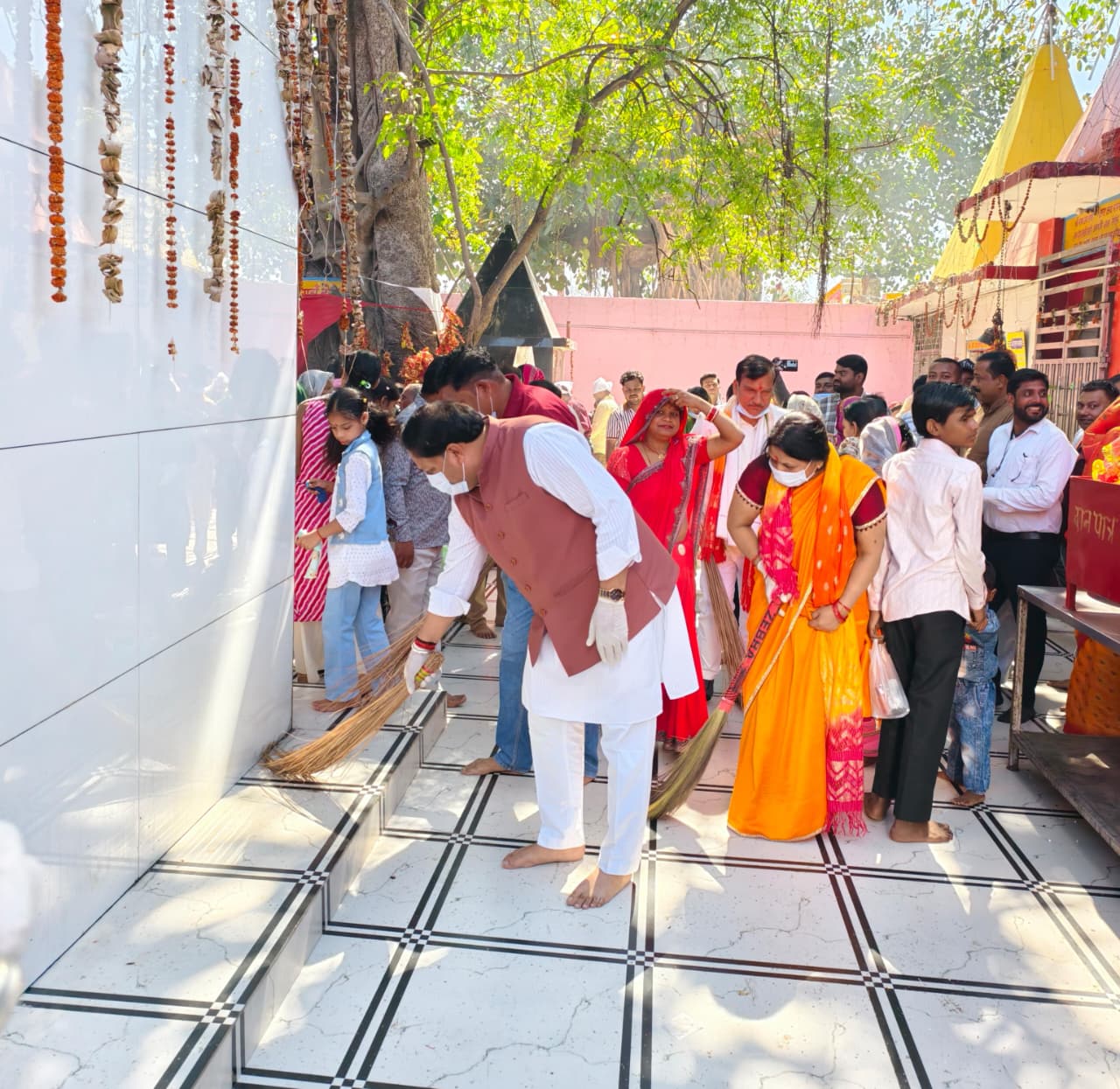 अटरिया मंदिर परिसर में चला विशेष सफाई अभियान