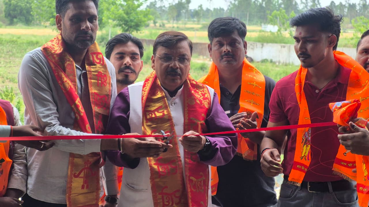 किच्छा/दोपहरिया: ग्राम दोपहरिया में ज्योति नेत्रालय हल्द्वानी द्वारा फूलदाई जनकल्याण समिति के सहयोग से आयोजित निशुल्क नेत्र चेकअप कैंप का शुभारंभ पूर्व विधायक राजेश शुक्ला ने मंडल अध्यक्ष गोल्डी गोराया के साथ फीता काटकर किया।कार्यक्रम के दौरान गांव में पहुंचने पर ग्रामप्रधान अमन कश्यप एवं क्षेत्र पंचायत सदस्य रोहित कोली के नेतृत्व में ग्रामवासियों ने पूर्व विधायक का अंगवस्त्र ओढ़ाकर एवं स्मृतिचिन्ह भेंटकर गर्मजोशी से स्वागत किया।पूर्व विधायक राजेश शुक्ला ने अपने संबोधन में कहा कि समाज के अंतिम पंक्ति में खड़े व्यक्ति तक बेहतर स्वास्थ्य सुविधाएं पहुंचाना हम सभी की प्राथमिकता होनी चाहिए। उन्होंने कहा कि आंखें मानव जीवन का अत्यंत महत्वपूर्ण अंग हैं और नेत्र संबंधी रोगों की समय रहते जांच एवं उपचार अत्यंत आवश्यक है। ऐसे निशुल्क चिकित्सा शिविर न केवल लोगों को राहत प्रदान करते हैं, बल्कि उन्हें स्वास्थ्य के प्रति जागरूक भी बनाते हैं। कहा कि ग्रामीण क्षेत्रों में इस प्रकार के जनकल्याणकारी आयोजनों से लोगों को अपने घर के नजदीक ही विशेषज्ञ चिकित्सकों की सेवाएं मिल जाती हैं, जिससे समय और धन दोनों की बचत होती है। उन्होंने ज्योति नेत्रालय हल्द्वानी एवं फूलदाई जनकल्याण समिति के इस सराहनीय प्रयास की प्रशंसा करते हुए कहा कि भविष्य में भी ऐसे शिविर लगातार आयोजित किए जाने चाहिए ताकि अधिक से अधिक लोग लाभान्वित हो सकें।कैंप में नेत्र रोग विशेषज्ञ डॉक्टर सचि द्विवेदी द्वारा ग्रामीणों की आंखों की जांच की गई तथा आवश्यकतानुसार दवाइयां, चश्मे एवं परामर्श प्रदान किया।कार्यक्रम में डाक्टर विभोर, डॉक्टर प्रियांशु तिवारी, आकाश गंगवार, हर्षित दुबे, दिनेश मेहरा, रामप्रसाद कश्यप, बलवंत कश्यप, नितिन बाल्मीकि, सूरज कोली, कृष्णा कोली, सुरेश सागर, कीर्ति देवी, ममता सागर, राजाराम गंगवार, कांता प्रसाद, शुभम सागर, ध्रुव कोली, भानु कश्यप, सूरज पाल कश्यप, राघव कश्यप, चीकू कश्यप, हरिओम चंद्रा, अमित ठाकुर, टीकाराम समेत समस्त ग्रामीण उपस्थित थे।