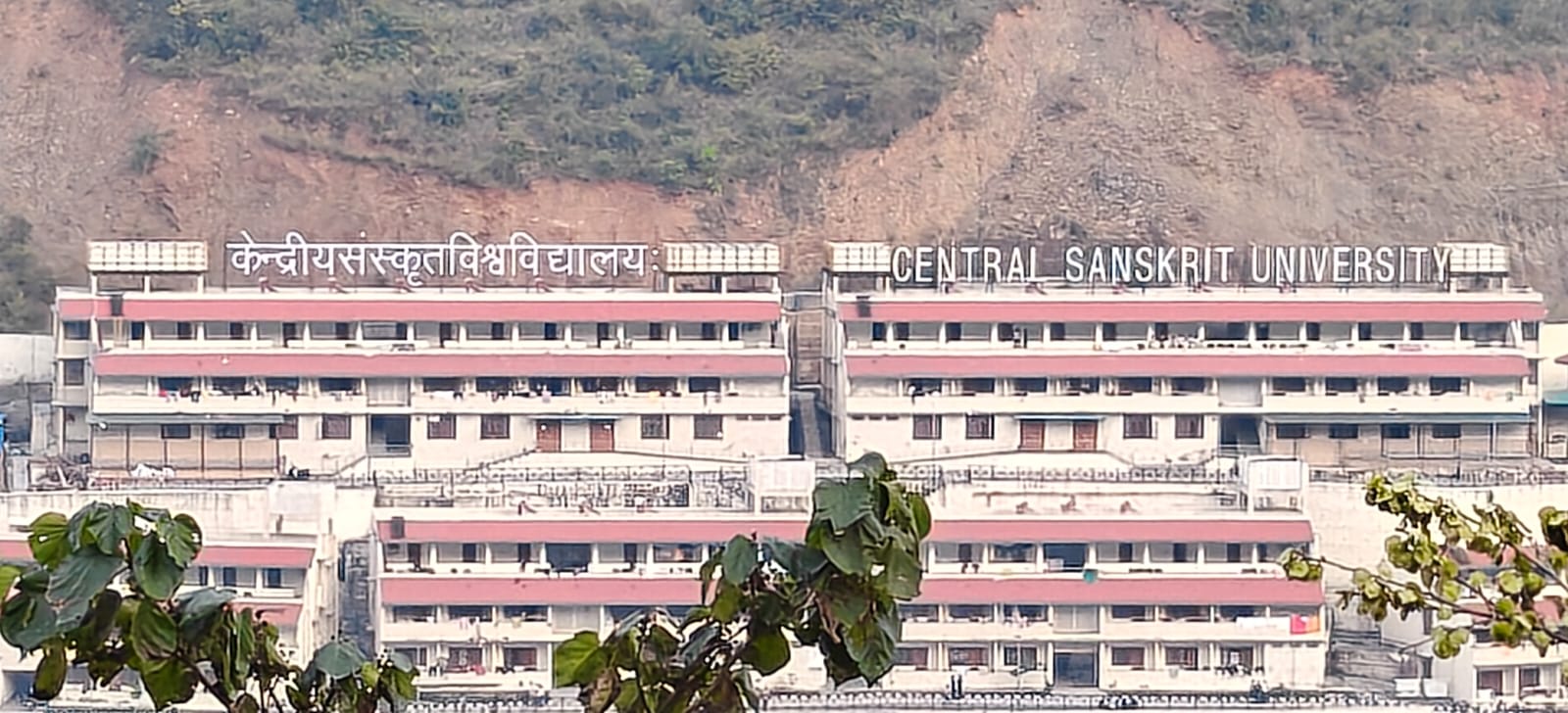 7 साल बाद जागी व्यवस्था-देवप्रयाग के केंद्रीय संस्कृत विश्वविद्यालय में हिंदी नामपट्ट,प्रयासों की मिली सफलता
