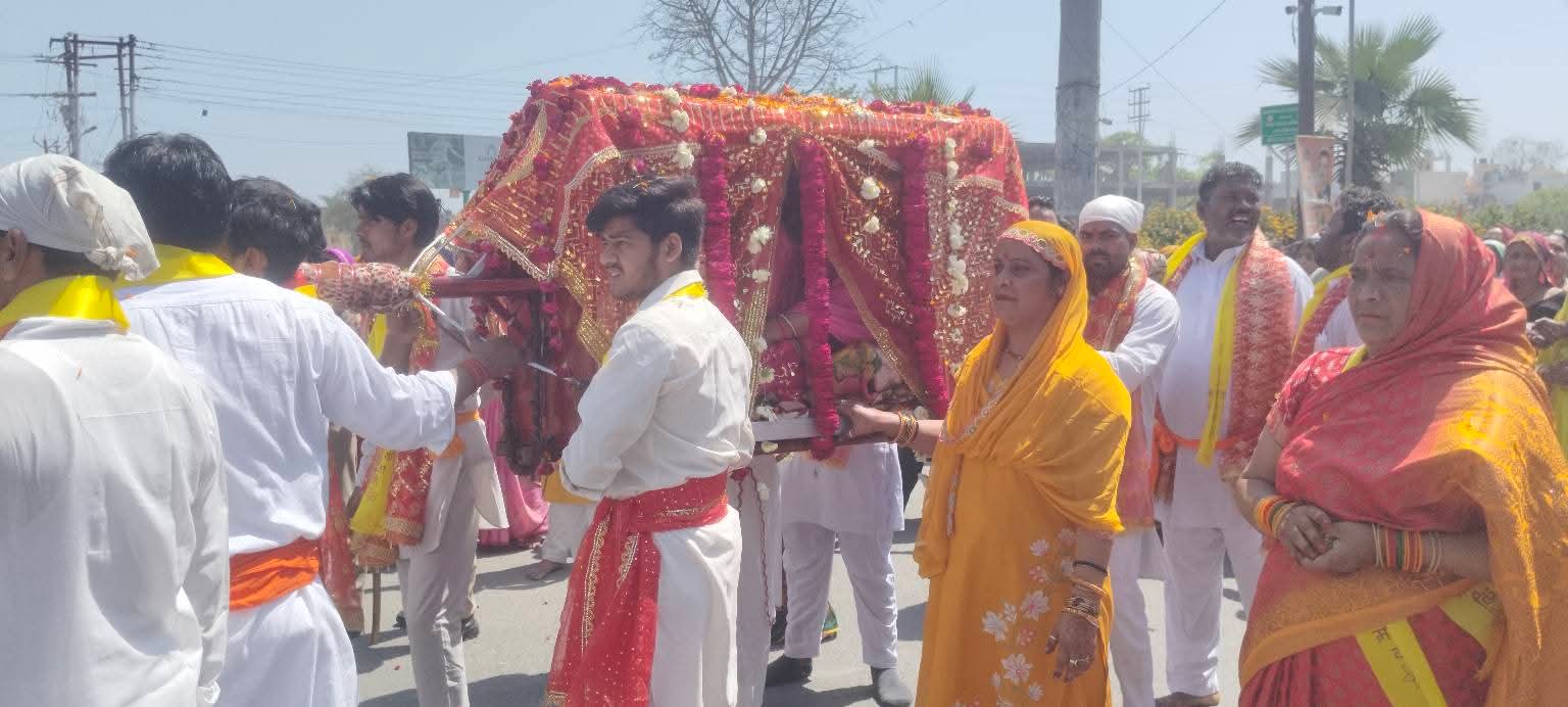 रुद्रपुर। अटरिया माँ का डोला आज शाम 4 बजे जगतपुरा से गाजे बाजे के साथ रम्पुरा पहुँचेगा।प्रेस को जारी विज्ञप्ति में अटरिया मन्दिर की महंत पुष्पा देवी ने बताया कि विगत दिनों 26 मार्च को माँ अटरिया का डोला पूरे विधि विधान से रम्पुरा से जगतपुरा स्थित मंदिर लाया गया था और उसके उपरांत भक्तों के लिए मंदिर के कपाट खोल दिए गए थे जिससे दूर-दराज से पहुंचे भक्तों ने माता के दरबार में प्रसाद चढ़कर अपनी मन्नतें मांगी व मां का आशीर्वाद प्राप्त किया, वही आज 15 अप्रैल को माँ अटरिया का डोला पूरे विधि विधान व पूजा अर्चना के बाद गाजे बाजे के साथ जगतपुरा से रम्पुरा स्थित मंदिर पहुँचेगा, जिसमें महंत पुष्पा देवी ने सभी भक्तों से ज्यादा से ज्यादा संख्या में पहुंचने की अपील की है