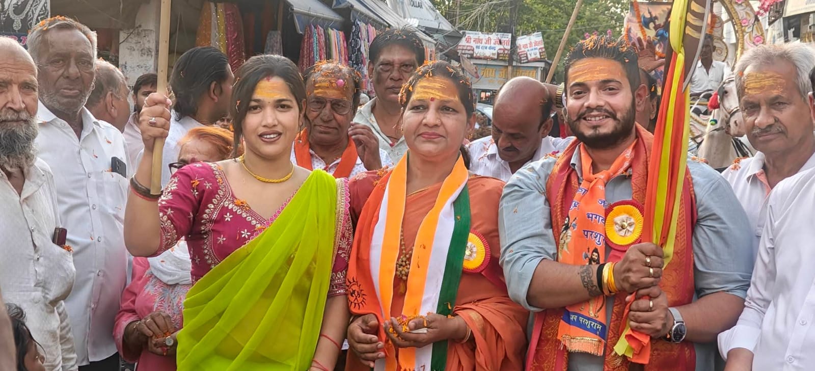 काशीपुर : भगवान परशुराम जयंती के अवसर पर महानगर जिला कांग्रेस कमेटी के कार्यकर्ताओं में शोभायात्रा पर पुष्पांजलि अर्पित कर जोरदार स्वागत किया। पूर्व निर्धारित कार्यक्रम के अनुसार महानगर जिला कांग्रेस कमेटी की अध्यक्ष अलका पाल के नेतृत्व में स्थानीय महाराणा प्रताप चौक पर बड़ी संख्या में कांग्रेसी कार्यकर्ताओं ने एकत्रित होकर भगवान परशुराम जी की जयंती पर निकाली जा रही शोभायात्रा पर पुष्पांजलि अर्पित कर भव्य स्वागत किया। इस अवसर पर महानगर जिला अध्यक्ष अलका पाल ने कहा कि भगवान परशुराम हम सबके आराध्य हैं। उनके जीवन के त्याग और समर्पण की शिक्षा से हम सबको संकल्प लेना चाहिए। वही एआईसीसी सदस्य एवं प्रदेश महासचिव अनुपम शर्मा ने भगवान परशुराम के जीवन को निष्ठा, त्याग और समर्पण के भाव वाला बताया। वही पूर्व महानगर अध्यक्ष मुशर्रफ हुसैन, ब्रह्मपाल, अरुण चौहान, इंदू मान, सुभाष पाल, और त्रिलोक सिंह अधिकारी ने भगवान परशुराम के जीवन से प्रेरणा लेने की बात कही इस अवसर पर एड.हरीश कुमार सिंह, एड. इंदर सिंह, एड.सुरेंद्र बटला, प्रीत बंब, परम सिद्धू सुंदरलाल पाल, डॉ. करण पाल, जगदीश पाल, डॉ. रमेश कश्यप, विनोद शर्मा होंडा, इलियास महागिर, मंसूर मेफेयर, अनिल शर्मा, संजीव शर्मा, कृष्ण कुमार, पार्षद रशीद फारुकी, नौशाद सोनू, अफसर अली, मीना आर्य, कुमकुम सक्सेना, जितेंद्र सरस्वती, राकेश भगत, इफ्तिखार सैफी, शरीम सैफी, सादन इकबाल, रवि पपने, मो. सैफ आदि कांग्रेसी कार्यकर्ता उपस्थित रहे।