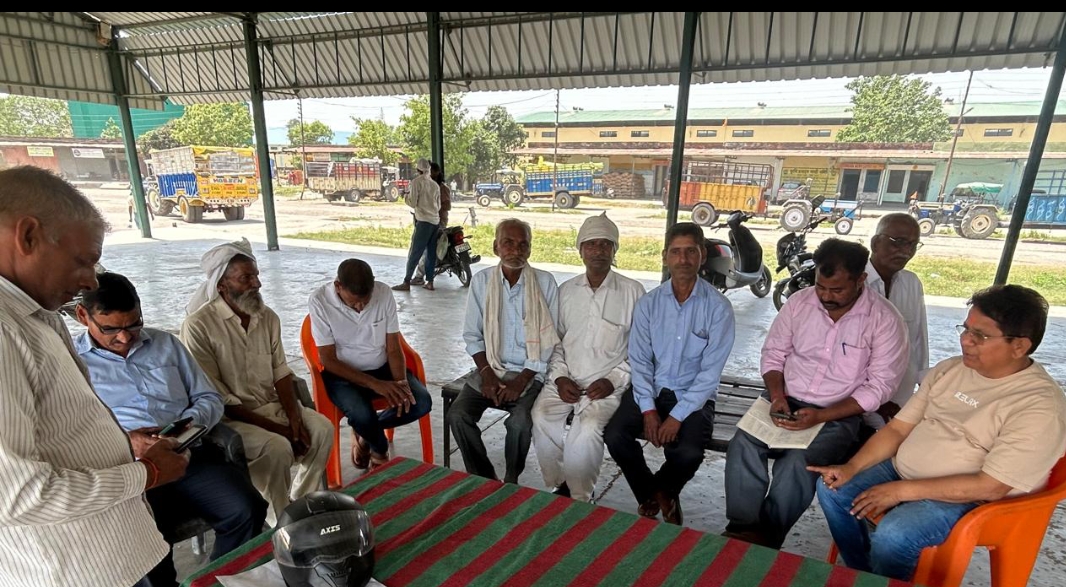 आज किच्छा मंडी में किसानों के साथ एक बैठक कर गेहूं तोलने से संबंधित सहित अन्य मुद्दों पर बैठक हुई, जहां उन्होंने गेहूं तोलने की गति को बढ़ाने ट्रांसपोर्ट की व्यवधान की वजह से ऐसी ट्रांसपोर्ट लोगो को ब्लैक लिस्ट किया जाए जिनकी वजह से किसानों को परेशानी उठानी पड़ रही है। इस दौरान यह स्पष्ट हुआ कि ट्रांसपोर्ट व्यवस्था में सुधार की आवश्यकता है, जिससे किसानों को अपनी फसल बेचने में आसानी हो। एसडीएम किच्छा गौरव पांडेय, डिप्टी आरएमओ लता मिश्रा ने कहा कि यह जिम्मेदारी सरकार की है, हम इसके लिए दृढ संकल्पित है। डॉ उपाध्याय ने बताया कि आज ही मुख्य जिला मुख्य कृषक अधिकारी श्री वी केएस यादव जी से बात हुई उन्हेंने अवगत कराया कि प्रति एकड़ जहां यूरिया तीन कटे यूरिया खाद की जरूरत पड़ती है , अब एक ही कट्टा यूरिया खाद सरकार देगी। आज अधिकारी और सरकार वातानुकूलित कमरे में बैठकर अपना कार्य करते हैं, किसान लू, बरसात , शीत लहरो में अपनी खेत की रखवाली कर अन्नदाता के रूप में देश को अन्न प्रदान करता है आज यह दिन देखना पड़ रहे हैं। अगर सरकार ने अपने फैसले को नहीं बदला निश्चित तौर पर मजबूरन एक बड़ा जन आंदोलन करके सरकार व जिलाधिकारी का जबरदस्त घिराव किया जाएगा। बैठक में रामनरेश गंगवार, गजेंद्र, तुलाराम, लइईक अहमद, महेशा जोशी, दीवान सिंह नेगी, तुलसीराम, राम प्रसाद, डोरी लाल, जय नारायण आदि किसान उपस्थित