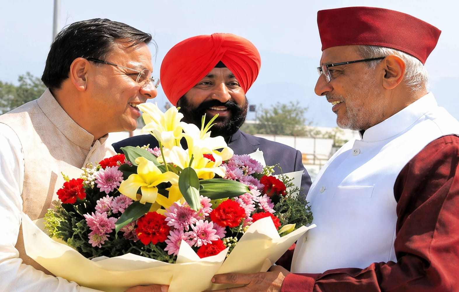 अल्मोड़ा में शहीद उपनिरीक्षक भूपाल सिंह का शहादत दिवस श्रद्धा के साथ मनाया गयाअल्मोड़ा। क्षेत्रीय मुख्यालय सशस्त्र सीमा बल (एसएसबी), अल्मोड़ा परिसर स्थित शहीद स्मारक पर कीर्ति चक्र से सम्मानित उपनिरीक्षक शहीद भूपाल सिंह (ग्राम बल्टा, जनपद अल्मोड़ा) का शहादत दिवस श्रद्धा एवं सम्मान के साथ मनाया गया। इस अवसर पर उनके अद्वितीय साहस, वीरता और राष्ट्र के प्रति समर्पण को याद करते हुए श्रद्धांजलि सभा का आयोजन किया गया।कार्यक्रम के दौरान शहीद भूपाल सिंह की प्रतिमा पर उनकी पत्नी मोहिनी देवी, पुत्र आशुतोष एवं अभितोष मेहता सहित सेवानिवृत्त कार्मिकों, संदीक्षा सदस्याओं, अधिकारियों, अधीनस्थ अधिकारियों एवं जवानों ने पुष्पांजलि अर्पित कर उन्हें भावभीनी श्रद्धांजलि दी।उप-महानिरीक्षक सशस्त्र सीमा बल, अल्मोड़ा सुधांशु नौटियाल ने शहीद स्मारक पर पुष्पचक्र अर्पित कर वीर सपूत को नमन किया। इस दौरान गार्ड द्वारा शोक शस्त्र सलामी दी गई तथा उपस्थित सभी लोगों ने दो मिनट का मौन रखकर शहीद की आत्मा की शांति के लिए प्रार्थना की।श्रद्धांजलि सभा में वक्ताओं ने शहीद भूपाल सिंह के बलिदान को देश के लिए अमूल्य बताते हुए उनके आदर्शों पर चलने का संकल्प लिया।