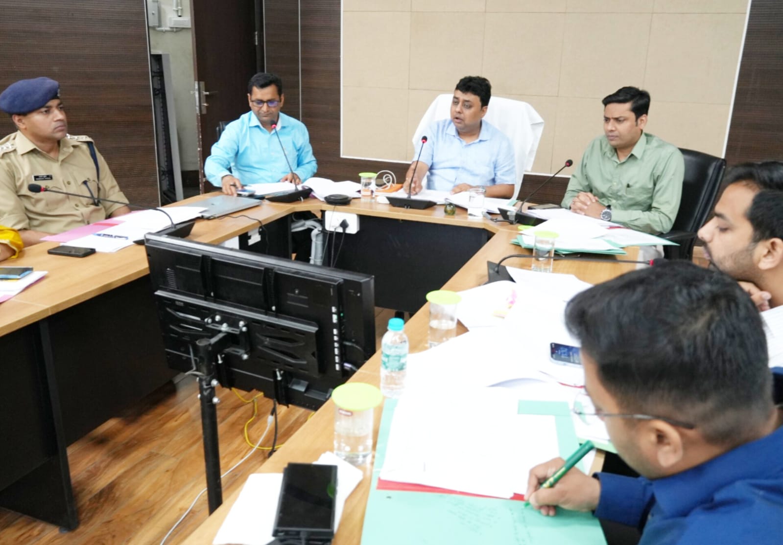 जिलाधिकारी नितिन सिंह भदौरिया ने गुरूवार को जिला सभागार में मासिक स्टाफ बैठक लेते हुए उप जिलाधिकारियों, तहसीलदारों को नियमित कोर्ट लगाकर लम्बित वादों को त्वरित निस्तारण करने के निर्देश दिये। उन्होने कहा कि पुराने वादों को प्राथमिकता से निस्तारण किया जाये। जिलाधिकारी ने कहा कि बकायदारो से कड़ाई से राजस्व वसूली की जाय व 10 बड़े बकायेदारों की सूची तहसीलों में लगाने के निर्देश दिये।जिलाधिकारी ने कानून व्यवस्था की समीक्षा करते हुए कहा कि जनपद में कानून व्यवस्था और बेहतर बनाने के निर्देश दिये। उन्होने जनपद में गतिविधियों पर पैनी नजर रखने के निर्देश पुलिस व प्रशासनिक अधिकारियों को दिये। उन्होने न्यायालयों में अभियोजन पक्ष द्वारा पैरवी प्रभावी तरीके से रखने के निर्देश दिये ताकि पीड़ितों को समय से न्याय मिल सके। उन्होने कहा कि विवेचना में जो कमियां रही हो उसकी चैक लिस्ट बनाकर अन्य पाॅक्सो मामलो में विवेचना किया जाये। उन्होने कहा कि पुलिस व अभियोजन विभाग की कमी के कारण कोई अपराधी कोर्ट से दोसमुक्त न हो इसका ध्यान रखे। जिलाधिकारी ने उप जिलाधिकारियों को मजिट्रीयल जांच समय से पूर्ण कराने के निर्देश दिये। उन्होने अभियोजन व पुलिस आपस में समन्वय बनाते हुए कार्य करे व कही कोई कठिनायी आती है तो व्हाट्सप ग्रुप साझा कर त्वरित निस्तारण करने के निर्देश दिये।जिलाधिकारी ने राजस्व वसूली की समीक्षा करते हुए शतप्रतिशत राजस्व वसूली करने के निर्देश दिये। उन्होंने आबकारी अधिकारी को कच्ची शराब व अवैध मदिरा बिक्री पर पूर्ण प्रतिबन्ध लगाने हेतु नियमित छापेमारी करने के निर्देश भी दिये। उन्होने उप जिलाधिकारियों को निर्देश दिये कि यदि नदियों में कही रिवर ड्रेजिंग व चैनेलाईज कराने की आवश्यकता हो तो संयुक्त निरीक्षण कर स्थान चिन्हित करते हुए वर्षाकाल से पूर्ण रिवर ड्रेजिंग, चैनेलाईज कार्य करा लिया जाये ताकि बाढ़ की स्थिति उत्पन्न न हो।जिलाधिकारी ने सीएम हैल्पलाईन, सीएम जन समर्पण पोर्टल, आयोग के सन्दर्भो, रिट याचिका सन्दर्भो, आडित आपत्तियों, पेंशन प्रकरणों आदि की आख्या रिपोर्टिंग को समय सीमा के भीतर भेजने के निर्देश दिये। उन्होने सीएम हैल्प लाईन व जन समर्पण पोर्टल में प्राप्त शिकायतों को गम्भीरता से लेते हुये समय से निस्तारण करने व शिकायतकर्ता से स्वयं वार्ता भी करने के निर्देश भी दिये। उन्होने एआरटीओ को ओवर लोड वाहनों के खिलाफ अभियान चलाकर कार्यवाही करने के निर्देश दिये।जिलाधिकारी ने कहा कि आगामी 25 अप्रैल शनिवार से 24 मई तक जनगणना अभियान चलाया जायेगा। उन्होने कहा कि सभी तहसीलदार व अधिशासी अधिकारी जनगणना कार्य का परीक्षण नियमित करें व आकड़ों की शुद्धता पर विशेष ध्यान दे तथा प्रतिदिन पोर्टल पर अपलोड कराना भी सुनिश्चित करेगें।