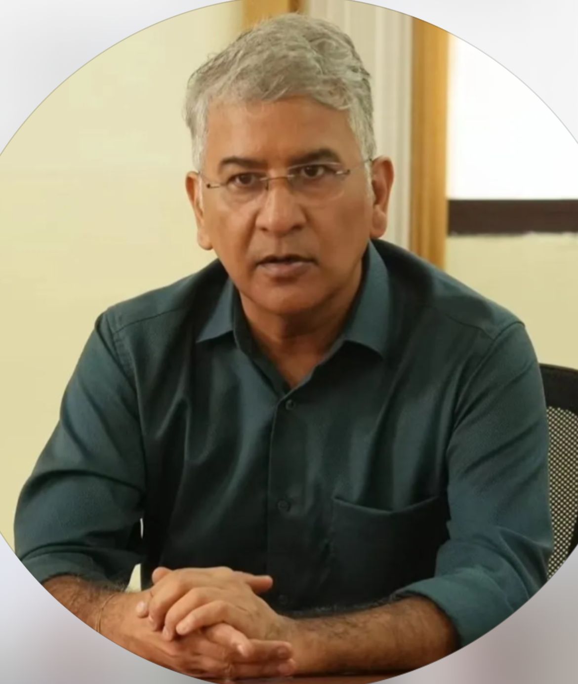 विकास की रफ्तार या विनाश की आहट? मसूरी की वहन क्षमता पर बढ़ता दबाव, अनूप नौटियाल ने उठाए सवालपहाड़ों की रानी मसूरी में लगातार बढ़ते निर्माण कार्य, नई सड़क परियोजनाएं और पर्यटन दबाव अब चिंता का विषय बनते जा रहे हैं। मशहूर सोशल एक्टिविस्ट अनुप नौटियाल ने मसूरी की “केयरिंग कैपेसिटी” यानी वहन क्षमता को लेकर गंभीर सवाल उठाते हुए चेतावनी दी है कि यदि समय रहते ठोस योजना नहीं बनाई गई तो आने वाले वर्षों में मसूरी को भारी पर्यावरणीय और यातायात संकट का सामना करना पड़ सकता है।अनूप नौटियाल ने अपने सोशल मीडिया प्लेटफॉर्म के माध्यम से कहा कि नेशनल ग्रीन ट्रिब्यूनल (एनजीटी) की रिपोर्ट के अनुसार मसूरी की पार्किंग क्षमता केवल 1240 वाहनों की है, लेकिन इसके बावजूद लगातार ऐसे प्रोजेक्ट आगे बढ़ाए जा रहे हैं, जिनसे मसूरी में पर्यटकों और वाहनों की संख्या कई गुना बढ़ने की संभावना है। उन्होंने कहा कि दिल्ली-देहरादून एक्सप्रेसवे, वैकल्पिक सड़कें और रोपवे जैसी परियोजनाएं कनेक्टिविटी तो बढ़ा रही हैं, लेकिन शहर की वास्तविक क्षमता को नजरअंदाज किया जा रहा है।उन्होंने सवाल उठाया कि जब मसूरी पहले ही हर वीकेंड और पर्यटन सीजन में जाम, पानी की कमी, पार्किंग संकट और कूड़ा निस्तारण जैसी समस्याओं से जूझ रही है, तो अतिरिक्त दबाव को आखिर शहर कैसे झेलेगा। उनका कहना है कि विकास योजनाओं के साथ यह भी तय होना चाहिए कि शहर कितना भार वहन कर सकता है और उसके अनुरूप ही पर्यटकों की संख्या तथा निर्माण गतिविधियों को नियंत्रित किया जाना चाहिए।नौटियाल ने कहा कि बिना दीर्घकालिक योजना के लगातार निर्माण कार्य और पर्यटन विस्तार पहाड़ों की पारिस्थितिकी के लिए खतरनाक साबित हो सकते हैं। उन्होंने चेतावनी दी कि अंधाधुंध विकास के कारण भूस्खलन, जल संकट, ट्रैफिक जाम और पर्यावरण प्रदूषण जैसी समस्याएं और गंभीर हो सकती हैं।स्थानीय लोगों का भी कहना है कि मसूरी में पहले ही हालात बदतर होते जा रहे हैं। वीकेंड पर घंटों जाम, पार्किंग के नाम पर मनमानी वसूली, पानी और बिजली की समस्या तथा बढ़ता प्रदूषण पर्यटन नगरी की पहचान को प्रभावित कर रहा है। उनका कहना है कि यदि सरकार और प्रशासन ने समय रहते “सस्टेनेबल टूरिज्म मॉडल” नहीं अपनाया तो मसूरी की प्राकृतिक सुंदरता और पर्यटन कारोबार दोनों प्रभावित होंगे।विशेषज्ञों का मानना है कि मसूरी जैसे संवेदनशील पर्वतीय क्षेत्रों में विकास योजनाओं को लागू करने से पहले पर्यावरणीय प्रभाव, संसाधनों की उपलब्धता और वहन क्षमता का गंभीर अध्ययन जरूरी है। अन्यथा पर्यटन को बढ़ावा देने की योजनाएं ही भविष्य में शहर के लिए सबसे बड़ा संकट बन सकती हैं।