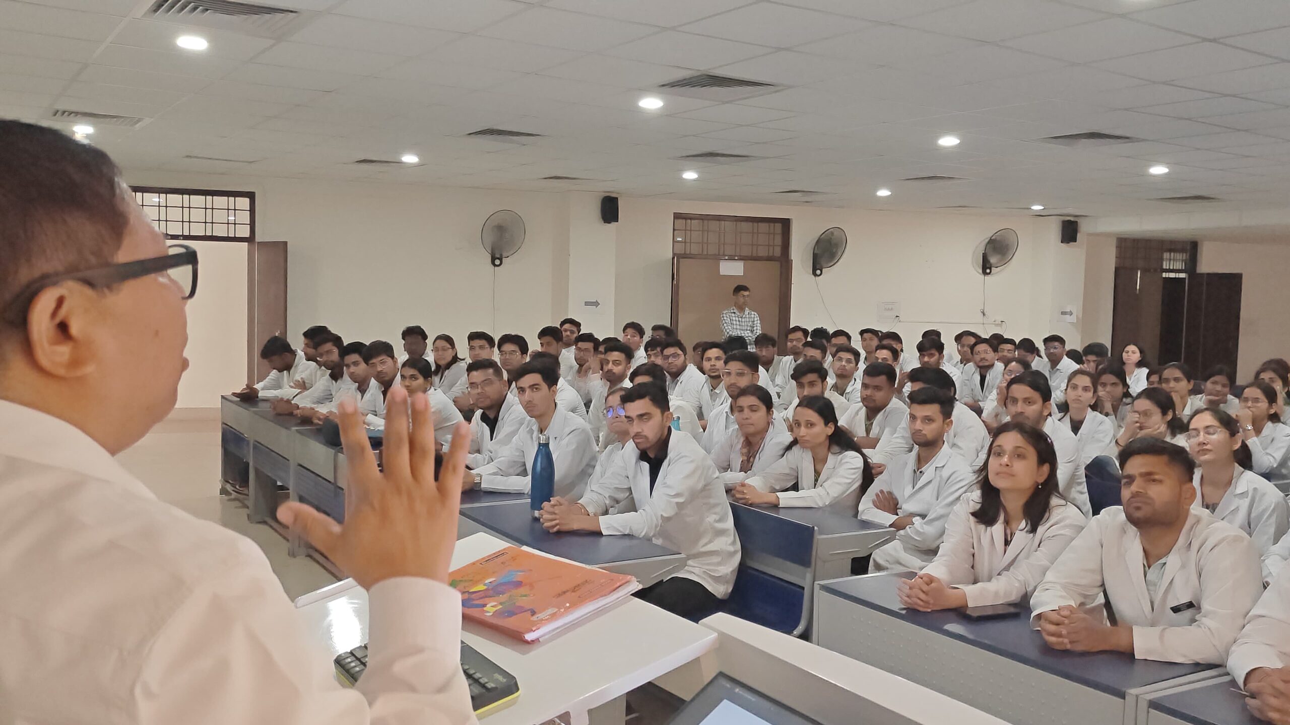 सेवा,संवेदनशीलता और कौशल का संगम ही सच्चे चिकित्सक की पहचान-इंटर्नशिप ओरिएंटेशन में डॉ.आशुतोष सयाना का मार्गदर्शन