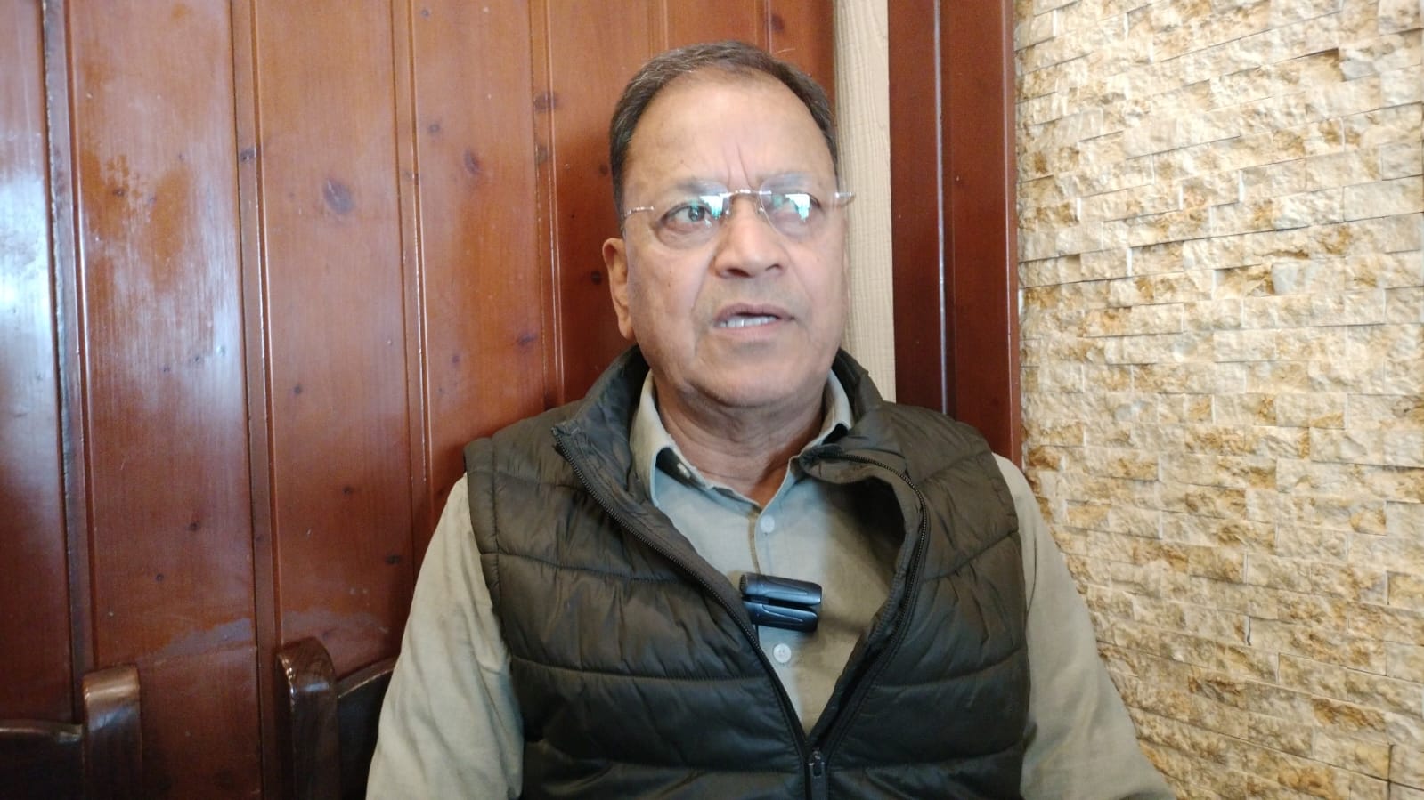 9 करोड़ की मसूरी माल रोड बदहाल, मोती लाल नेहरू मार्ग की सडक में गड्ढे हैं या गड्ढों में सड़क’ , पूव ्रपालिकाध्यक्ष ओपी उनियाल ने पीडब्लूडी पर लगाए भ्रष्टाचार के आरोप&nbsp; पर्यटन नगरी मसूरी की बदहाल सड़कों को लेकर पूर्व पालिका अध्यक्ष ओपी उनियाल ने लोक निर्माण विभाग पर गंभीर सवाल खड़े किए हैं। उन्होंने माल रोड और मोतीलाल नेहरू मार्ग की खराब हालत को लेकर विभागीय अधिकारियों पर लापरवाही और भ्रष्टाचार के आरोप लगाते हुए उच्चस्तरीय जांच की मांग की है।पत्रकारों से वार्ता करते हुए ओपी उनियाल ने कहा कि उत्तराखंड सरकार और कैबिनेट मंत्री गणेश जोशी के प्रयासों से करीब 9 करोड़ रुपये की लागत से माल रोड का सौंदर्यीकरण और डामरीकरण कराया गया था, लेकिन विभागीय इंजीनियरों की लापरवाही के चलते आज माल रोड की हालत फिर बदतर हो गई है। उन्होंने कहा कि बरसात शुरू होते ही करीब दो किलोमीटर लंबी माल रोड पर कई स्थानों पर जलभराव की स्थिति बन रही है, जिससे पैदल चलना तक मुश्किल हो गया है। सड़क किनारे बनी नालियां मलबे और गंदगी से पटी पड़ी हैं, जबकि पानी निकासी की समुचित व्यवस्था नहीं होने से लोगों को बदबू और गंदगी का सामना करना पड़ रहा है।ओपी उनियाल ने मोतीलाल नेहरू मार्ग की स्थिति पर भी सवाल उठाते हुए कहा कि करीब तीन करोड़ रुपये की लागत से हुए डामरीकरण कार्य की गुणवत्ता इतनी खराब रही कि छह महीने के भीतर ही सड़क जगह-जगह टूट गई। उन्होंने तंज कसते हुए कहा कि अब यह समझना मुश्किल है कि “सड़क में गड्ढे हैं या गड्ढों में सड़क।” उन्होंने आरोप लगाया कि लोक निर्माण विभाग के अधिकारी भ्रष्टाचार में लिप्त हैं और कई बार शिकायत करने के बावजूद कोई कार्रवाई नहीं की जा रही है। उनका कहना है कि खराब निर्माण कार्यों से सरकार और जनप्रतिनिधियों की छवि भी प्रभावित हो रही है। पूर्व पालिका अध्यक्ष ने मुख्यमंत्री पुष्कर सिंह धामी और जिलाधिकारी देहरादून से मांग की कि माल रोड और मोतीलाल नेहरू मार्ग पर हुए निर्माण कार्यों की उच्चस्तरीय जांच कराई जाए और दोषी अधिकारियों के खिलाफ सख्त कार्रवाई करते हुए सरकारी धन की रिकवरी की जाए।
