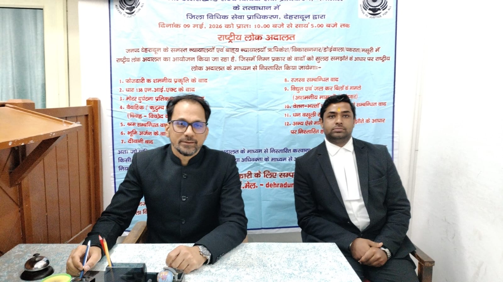 मसूरी में राष्ट्रीय लोक अदालत का आयोजन, 55 मामलों का निस्तारण, साढ़े 34 लाख रुपये के चैक बाउंस दो बड़े मामलों में हुआ समझौता मसूरी न्यायालय परिसर में शनिवार को राष्ट्रीय लोक अदालत का आयोजन किया गया, जिसमें विभिन्न प्रकार के मामलों का आपसी सहमति के आधार पर निस्तारण किया गया। लोक अदालत में करीब 55 मामलों को सुना गया और उनका विधिवत समाधान कराया गया। इस दौरान कई पक्षकारों ने आपसी समझौते के जरिए वर्षों पुराने विवादों को समाप्त किया।लोक अदालत की अध्यक्षता कर रहे मनोज सिंह राणा न्यायिक मजिस्ट्रेट सिविल जज मसूरी ने बताया कि उच्च न्यायालय और सुप्रीम कोर्ट के निर्देशों के तहत पूरे देश में समय-समय पर राष्ट्रीय लोक अदालतों का आयोजन किया जाता है। इसका मुख्य उद्देश्य लोगों को सुलभ, त्वरित और कम खर्च में न्याय उपलब्ध कराना है।साढ़े 34 लाख रुपये के दो बड़े मामलों में हुआ समझौतासिविल जज मनोज सिंह राणा ने बताया कि लोक अदालत में मुख्य रूप से कंपाउंडेबल मामलों का निस्तारण किया जाता है। इनमें विशेष रूप से नेगोशिएबल इंस्ट्रूमेंट एक्ट की धारा 138 के मामले, क्रिमिनल कंपाउंडेबल केस और मोटर व्हीकल एक्ट के चालान शामिल होते हैं। उन्होंने बताया कि इस बार आयोजित लोक अदालत में 55 मामलों का निस्तारण किया गया, जिनमें कुछ बड़े और महत्वपूर्ण मामले भी शामिल रहे। उन्होंने कहा कि दो प्रमुख मामलों में लगभग साढ़े 34 लाख रुपये चैकं बाउंस के केस का समझौता कराया गया, जो लोक अदालत की बड़ी उपलब्धि मानी जा रही है।“लोक अदालत से समय और धन दोनों की बचत”मनोज सिंह राणा ने कहा कि कई मामलों में दोनों पक्ष आपसी सहमति से विवाद समाप्त करना चाहते हैं, लेकिन यदि वही मामले नियमित अदालतों में चलते रहते हैं तो प्रक्रिया काफी लंबी हो जाती है। इससे समय और धन दोनों का नुकसान होता है।उन्होंने कहा कि लोक अदालत में दोनों पक्ष बातचीत और समझौते के जरिए विवाद सुलझा लेते हैं, जिससे न केवल अदालतों का बोझ कम होता है बल्कि पक्षकारों के बीच का मनमुटाव भी समाप्त हो जाता है। उन्होंने कहा कि लोक अदालत न्याय व्यवस्था को सरल और जनसुलभ बनाने की दिशा में एक महत्वपूर्ण कदम है।लोगों में बढ़ रही जागरूकतासिविल जज मनोज सिंह राणा ने बताया कि अब लोगों में लोक अदालत को लेकर जागरूकता बढ़ रही है और बड़ी संख्या में लोग इसका लाभ उठाने के लिए आगे आ रहे हैं। उन्होंने कहा कि जिन मामलों का समझौते के आधार पर निस्तारण संभव है, वे लोक अदालत में आसानी से सुलझ जाते हैं और इससे लोगों को काफी राहत मिलती है। उन्होंने कहा कि लोक अदालत का ज्यादा से ज्यादा प्रचार-प्रसार होना चाहिए ताकि ग्रामीण और दूरदराज क्षेत्रों के लोग भी इसका लाभ उठा सकें। उन्होंने बताया कि सुप्रीम कोर्ट और उच्च न्यायालय के निर्देशों के अनुसार हर महीने या हर दूसरे महीने विभिन्न क्षेत्रों में लोक अदालतों का आयोजन किया जा रहा है।त्वरित न्याय की दिशा में प्रभावी पहलमनोज सिंह राणा ने बताया कि राष्ट्रीय लोक अदालत को न्यायपालिका की एक ऐसी पहल माना जा रहा है, जिसका उद्देश्य अदालतों में लंबित मामलों का तेजी से निस्तारण करना और लोगों को सस्ता एवं सरल न्याय उपलब्ध कराना है। मसूरी में आयोजित लोक अदालत में भी बड़ी संख्या में लोगों ने पहुंचकर अपने मामलों का समाधान कराया और इस पहल की सराहना की। इस मौके पर कैलाष कन्याल, सुमित निराला, राकेष कुमार पांडेख् सुमित सिंह बिश्ठ सहित कई अधिवक्ता मौजूद थे।