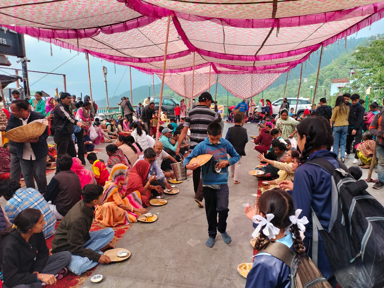 मसूरी में साईं भक्ति का महासंगमरू विशाल भंडारे में उमड़े हजारों श्रद्धालु, गूंजे “साईं राम” के जयकारे मसूरी में शनिवार को श्रद्धा, भक्ति और सेवा का अद्भुत संगम देखने को मिला। कुलड़ी स्थित षिरडी साई बाबा मंदिर मसूरी के 31वें प्राण प्रतिष्ठा एवं स्थापना दिवस समारोह के तहत निकली भव्य शोभायात्रा और विशाल भंडारे में हजारों श्रद्धालुओं ने हिस्सा लेकर साईं बाबा का आशीर्वाद प्राप्त किया। पूरे क्षेत्र में “साईं राम” के जयकारों, भजन-कीर्तन और धार्मिक उल्लास का माहौल बना रहा। दो दिवसीय स्थापना दिवस समारोह के प्रथम दिन सनातन धर्म मंदिर लंढौर से भव्य शोभायात्रा निकाली गई। बैंड-बाजों और ढोल-नगाड़ों के साथ निकली यात्रा लंढौर बाजार, घंटाघर, माल रोड और शहीद स्थल होते हुए पुनः साईं मंदिर पहुंची। यात्रा में शामिल श्रद्धालु पूरे रास्ते भजन-कीर्तन करते रहे और जगह-जगह प्रसाद वितरण किया गया। शोभायात्रा में साईं बाबा की सजी-धजी पालकी श्रद्धालुओं के आकर्षण का केंद्र बनी रही। बाबा के जीवन प्रसंगों को दर्शाती रंग-बिरंगी झांकियों के साथ भगवान शिव-पार्वती की भव्य प्रस्तुति ने लोगों का मन मोह लिया। बड़ी संख्या में महिलाएं भजन गाते हुए पालकी के साथ चल रही थीं। मंदिर के पुजारी ैनदपस छंनजपलंस श्रद्धालुओं का मार्गदर्शन करते नजर आए। यात्रा मार्ग पर कई स्थानों पर श्रद्धालुओं ने पुष्प वर्षा कर शोभायात्रा का स्वागत किया। स्थानीय लोगों के साथ पर्यटकों ने भी साईं बाबा के दर्शन कर आशीर्वाद लिया। स्थापना दिवस समारोह के दूसरे दिन साईं मंदिर के सामने विशाल भंडारे का आयोजन किया गया, जिसमें हजारों की संख्या में श्रद्धालुओं ने प्रसाद ग्रहण कर साईं बाबा का आशीर्वाद लिया। सुबह से ही मंदिर परिसर में श्रद्धालुओं की लंबी कतारें देखने को मिलीं। पूरे क्षेत्र में भक्ति और सेवा का माहौल बना रहा। भंडारे में श्रद्धालुओं के लिए विशेष व्यवस्था की गई थीं। मंदिर समिति और स्वयंसेवकों द्वारा श्रद्धालुओं को व्यवस्थित रूप से प्रसाद वितरित किया गया। दूर-दराज क्षेत्रों से पहुंचे श्रद्धालुओं ने भी कार्यक्रम में बढ़-चढ़कर हिस्सा लिया। इस अवसर पर मंदिर के इतिहास और उसकी धार्मिक मान्यता को लेकर भी विस्तार से जानकारी दी गई। मंदिर के पुजारी सुनील नौटियाल, सभासद अमित भटट और व्यापार मंडल के महामंत्री जगजीत कुकरेजा ने श्रद्धालुओं को मंदिर की स्थापना, साईं बाबा की शिक्षाओं और मंदिर की विशेष मान्यताओं के बारे में जानकारी दी। उन्होंने बताया कि साईं बाबा ने हमेशा मानवता, सेवा और समानता का संदेश दिया और यही कारण है कि आज देशभर से श्रद्धालु साईं बाबा के प्रति अटूट आस्था रखते हैं।