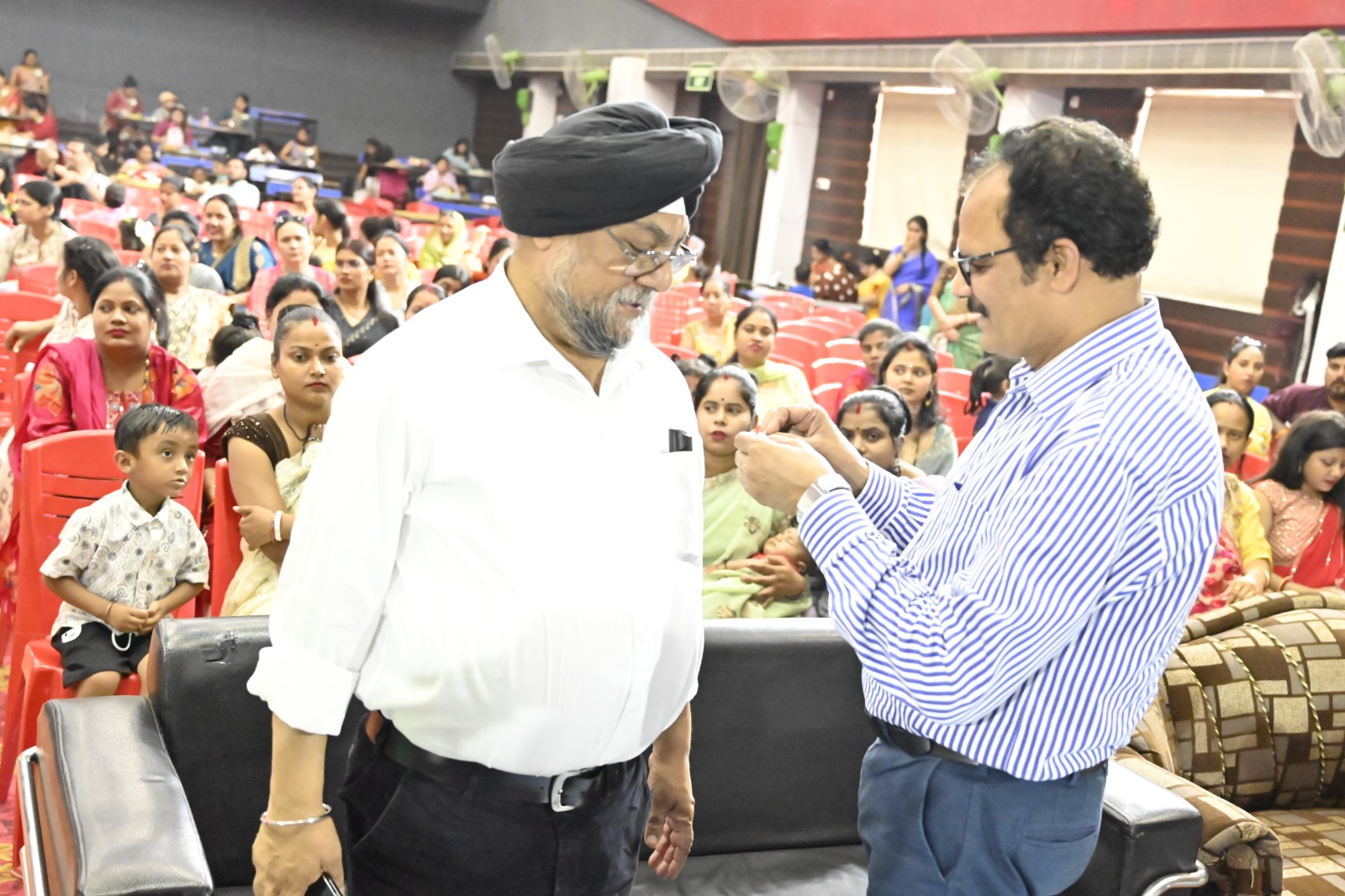जे. पी. एस. जूनियर में मातृ दिवस पर भव्य कार्यक्रम का आयोजन, माताओं का हुआ सम्मानजेसीज पब्लिक स्कूल जूनियर में आज मातृ दिवस के पावन अवसर पर एक भव्य एवं आकर्षक कार्यक्रम का आयोजन किया गया। इस अवसर पर पूरा विद्यालय परिसर प्रेम, स्नेह और मातृ सम्मान की भावनाओं से ओत-प्रोत रहा।