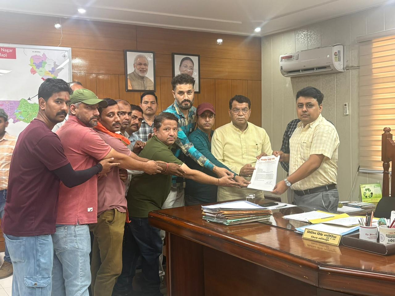 भारतीय मजदूर संघ के कम्पनी गेट के बाहर लगे यूनियन के झंडे को सिडकुल प्रशासन द्वारा हटाने के विषय पर विधायक शिव अरोरा के नेतृत्व मे जिला अधिकारी को सौपा ज्ञापनविधायक बोले श्रमिकों के मन सम्मान से खिलाफ बर्दाश्त नहीं होगाजिला अधिकारी ने एडीएम के नेतृत्व मे कमेटी गठन के दिये निर्देश, जल्द होगा समधान