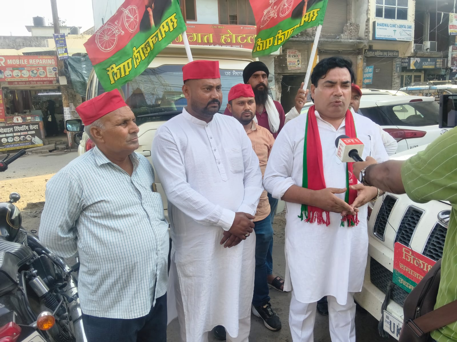 भाजपा सरकार की महंगाई से जनता त्रस्त : रवि छाबड़ासमाजवादी पार्टी ने काशीपुर में पेट्रोल-डीजल मूल्य वृद्धि के विरोध में फूंका केंद्र सरकार का पुतलाकाशीपुर। पेट्रोल और डीजल की बढ़ी हुई कीमतों के विरोध में समाजवादी पार्टी के कार्यकर्ताओं ने बुधवार को काशीपुर स्थित महाराणा प्रताप चौक पर केंद्र सरकार का पुतला दहन कर जोरदार प्रदर्शन किया। प्रदर्शन का नेतृत्व समाजवादी Party के जिला अध्यक्ष रवि छाबड़ा ने किया।इस दौरान रवि छाबड़ा ने केंद्र सरकार पर निशाना साधते हुए कहा कि पेट्रोल और डीजल के दामों में अचानक की गई वृद्धि ने आम जनता की कमर तोड़ दी है। उन्होंने कहा कि डीजल महंगा होने से परिवहन खर्च बढ़ेगा, जिसका सीधा असर बाजार में मिलने वाली रोजमर्रा की वस्तुओं की कीमतों पर पड़ेगा। इससे मध्यम वर्ग और निम्न वर्ग के परिवारों को सबसे अधिक परेशानियों का सामना करना पड़ेगा।उन्होंने कहा कि पहले से ही महंगाई की मार झेल रही जनता पर सरकार लगातार आर्थिक बोझ डाल रही है। हाल ही में घरेलू गैस सिलेंडर की कीमतों में हुई बढ़ोतरी से आम लोगों की रसोई का बजट भी बिगड़ गया है।रवि छाबड़ा ने आरोप लगाया कि केंद्र सरकार अपनी नाकामियों से जनता का ध्यान भटकाने का प्रयास कर रही है। उन्होंने नीट परीक्षा पेपर लीक मामले का उल्लेख करते हुए कहा कि लाखों छात्र-छात्राओं के भविष्य के साथ खिलवाड़ हुआ है, लेकिन सरकार जवाबदेही तय करने के बजाय महंगाई बढ़ाकर जनता पर अतिरिक्त बोझ डाल रही है।प्रदर्शन के दौरान प्रदेश सचिव मोहम्मद इमरान खान, प्रदेश उपाध्यक्ष अल्पसंख्यक प्रकोष्ठ मोहम्मद नाजिम सैफी, काशीपुर विधानसभा अध्यक्ष रमेश यादव, ब्लॉक अध्यक्ष मोहम्मद महमूद अली, सरदार विक्की सिंह, मोहम्मद आरिफ सलमानी, जिला उपाध्यक्ष मोहम्मद नईम चौधरी, मोहम्मद महीगीर सहित समाजवादी पार्टी के कई कार्यकर्ता मौजूद रहे।