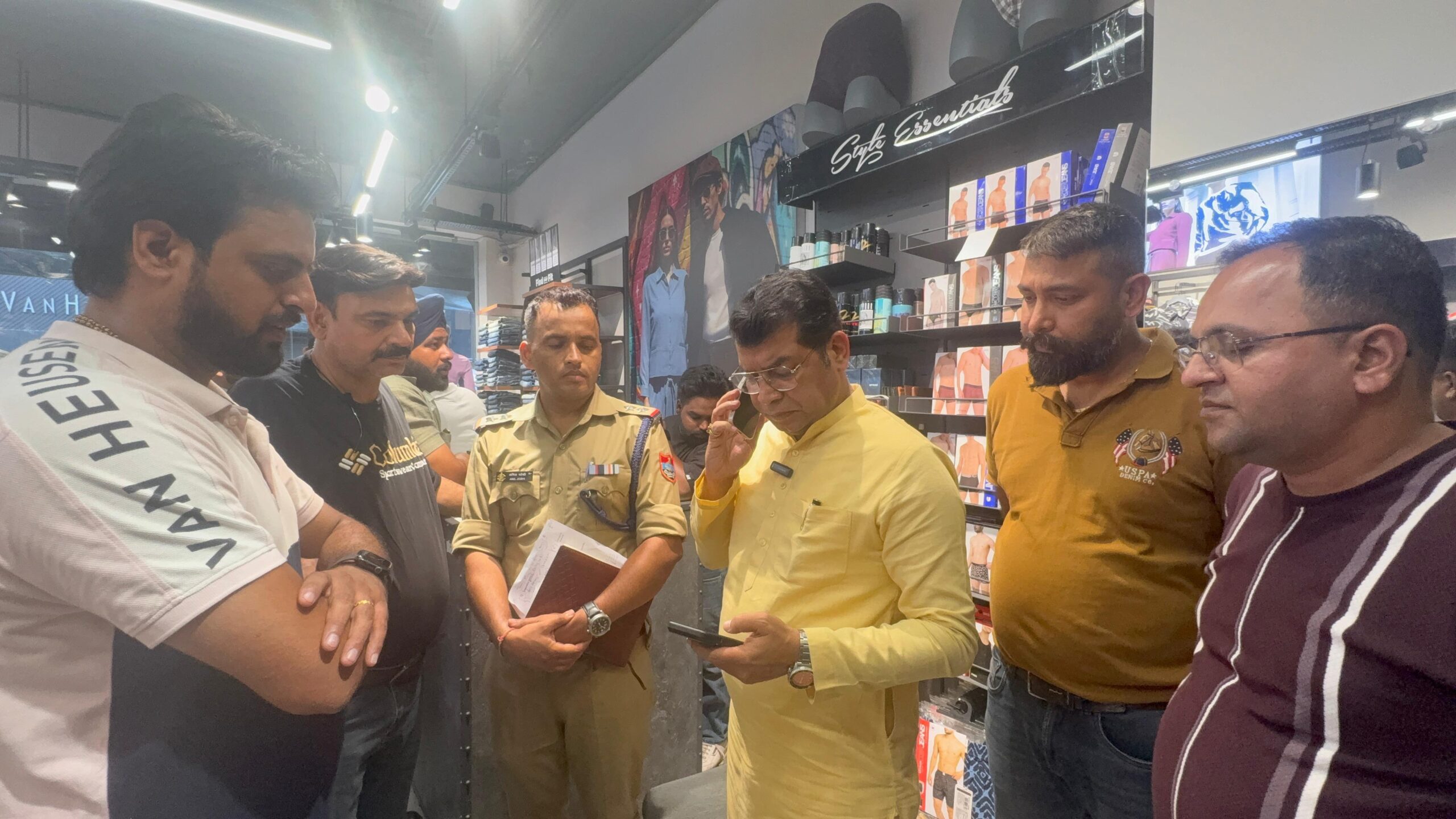 रुद्रपुर मटके वाली गली मे चार शोरूम मे चोरी की वारदात पर विधायक शिव अरोरा ने दुकानों का किया दौरा