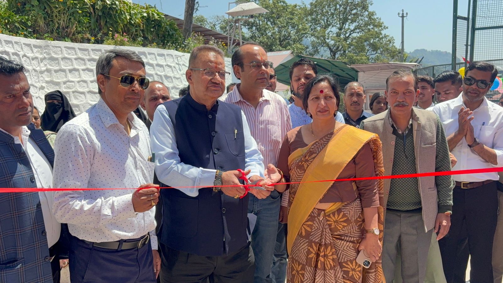 कैबिनेट मंत्री गणेश जोशी ने गोल्फ कार्ट से पहुंचकर किया मसूरी पब्लिक स्कूल मेले का उद्घाटनइंधन बचाने की अपील के साथ स्कूल को दो स्मार्ट बोर्ड देने की घोषणाबोले- देश कठिन दौर से गुजर रहा, सभी लोग करें सार्वजनिक परिवहन का अधिक उपयोग पर्यटन नगरी मसूरी में आयोजित मसूरी पब्लिक स्कूल के वार्षिक मेले का उद्घाटन कैबिनेट मंत्री गणेश जोशी ने किया। इस दौरान मंत्री गणेश जोशी ने माल रोड से स्कूल तक गोल्फ कार्ट के माध्यम से पहुंचकर लोगों को पर्यावरण संरक्षण और इंधन बचत का संदेश दिया।कार्यक्रम के दौरान कैबिनेट मंत्री गणेश जोशी ने कहा कि वर्तमान समय में देश कई वैश्विक चुनौतियों और आर्थिक परिस्थितियों से जूझ रहा है। ऐसे समय में सभी नागरिकों को प्रधानमंत्री नरेंद्र मोदी की अपील को गंभीरता से लेते हुए पेट्रोल और डीजल की बचत के लिए प्रयास करना चाहिए। उन्होंने कहा कि लोगों को जहां तक संभव हो निजी वाहनों का कम उपयोग करना चाहिए और सार्वजनिक परिवहन व्यवस्था को बढ़ावा देना चाहिए। इससे न केवल इंधन की बचत होगी बल्कि पर्यावरण संरक्षण और ट्रैफिक व्यवस्था सुधारने में भी मदद मिलेगी। मेले के दौरान कैबिनेट मंत्री गणेश जोशी ने विभिन्न स्टॉलों का निरीक्षण किया और वहां लगाए गए व्यंजनों का स्वाद भी लिया। उन्होंने स्कूल प्रबंधन से आग्रह किया कि भविष्य में आयोजित होने वाले ऐसे मेलों में स्थानीय और पारंपरिक उत्पादों से बने व्यंजनों को भी प्रमुखता दी जाए, ताकि स्थानीय उत्पादों को बाजार मिल सके और क्षेत्रीय लोगों को रोजगार के अवसर प्राप्त हों।कार्यक्रम में कैबिनेट मंत्री गणेश जोशी ने स्कूल प्रबंधन की मांग पर मुसूरी पब्लिक स्कूल को दो स्मार्ट बोर्ड देने की घोषणा भी की। उन्होंने कहा कि आधुनिक शिक्षा के इस दौर में डिजिटल तकनीक बेहद आवश्यक हो चुकी है और बच्चों को तकनीकी रूप से सक्षम बनाना समय की जरूरत है। इस अवसर पर स्कूल के प्रधानाचार्य विशाल सिंह ने कैबिनेट मंत्री का आभार व्यक्त करते हुए कहा कि मंत्री गणेश जोशी हमेशा शिक्षा के क्षेत्र में सकारात्मक प्रयास करते रहे हैं। उन्होंने कहा कि दो स्मार्ट बोर्ड मिलने से स्कूल के छात्र-छात्राओं को आधुनिक डिजिटल शिक्षा का लाभ मिलेगा और उनकी शैक्षणिक गुणवत्ता में सुधार आएगा। कार्यक्रम में नगर पालिका अध्यक्ष मीरा सकलानी ने भी लोगों से इंधन बचाने और पर्यावरण संरक्षण को लेकर जागरूक होने की अपील की। उन्होंने कहा कि छोटे-छोटे प्रयासों से बड़े बदलाव संभव हैं और मसूरी जैसे पर्यटन शहर में पर्यावरण संरक्षण सभी की जिम्मेदारी है।