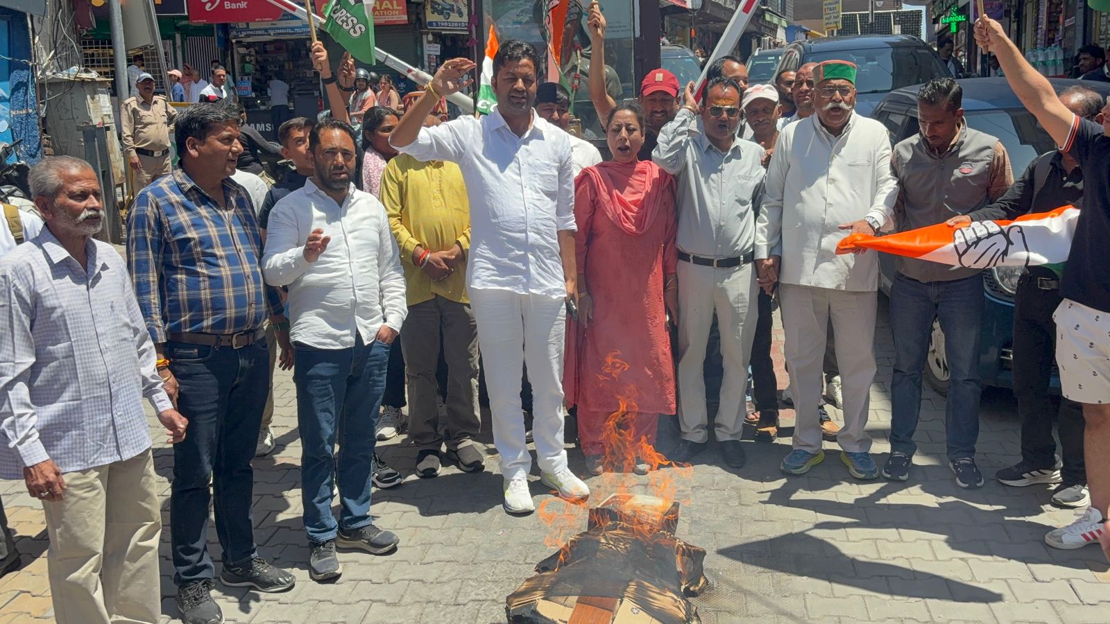 महंगाई और केंद्र सरकार की नीतियों के खिलाफ मसूरी में कांग्रेस का प्रदर्शनभाजपा सरकार का पुतला फूंका, कांग्रेस नेताओं ने केंद्र पर साधा निशाना मसूरी में देश में बढ़ती महंगाई, बेरोजगारी और केंद्र सरकार की नीतियों के विरोध में रविवार को कांग्रेस कार्यकर्ताओं ने मसूरी के पिक्चर पैलेस चौक पर जोरदार प्रदर्शन किया। इस दौरान कांग्रेस नेताओं और कार्यकर्ताओं ने केंद्र की भाजपा सरकार के खिलाफ जमकर नारेबाजी करते हुए सरकार का पुतला दहन किया। प्रदर्शन के दौरान कांग्रेस कार्यकर्ताओं ने केंद्र सरकार के खिलाफ नारेबाजी करते हुए कहा कि आम जनता को राहत देने के लिए महंगाई और बेरोजगारी पर तत्काल प्रभावी कदम उठाए जाने चाहिए। प्रदर्शन के दौरान कांग्रेस कार्यकर्ताओं ने आरोप लगाया कि केंद्र सरकार की नीतियों के कारण आम जनता लगातार आर्थिक संकट का सामना कर रही है। उन्होंने कहा कि महंगाई लगातार बढ़ रही है, जिससे आम लोगों का जीवन प्रभावित हो रहा है, लेकिन सरकार जनता की समस्याओं की ओर ध्यान नहीं दे रही। इस मौके पर शहर कांग्रेस अध्यक्ष अमित गुप्ता ने कहा कि आज देश की जनता महंगाई की मार से परेशान है, जबकि केंद्र सरकार केवल बड़े-बड़े दावे करने में व्यस्त है। उन्होंने आरोप लगाया कि रोजगार के अवसर लगातार कम हो रहे हैं और युवा भविष्य को लेकर चिंतित हैं।वहीं पूर्व विधायक जोत सिंह गुनसोला ने केंद्र सरकार की विदेश नीति और आर्थिक फैसलों पर सवाल उठाते हुए कहा कि वर्तमान नीतियों के कारण देश कई आर्थिक चुनौतियों से जूझ रहा है। उन्होंने आरोप लगाया कि उद्योगों के बंद होने और कंपनियों के दूसरे देशों में जाने से बेरोजगारी तेजी से बढ़ रही है। कांग्रेस नेताओं ने कहा कि वर्ष 2014 में किए गए कई वादे आज तक पूरे नहीं हुए हैं। उन्होंने दावा किया कि जनता अब सरकार की नीतियों को समझ चुकी है और आने वाले समय में इसका जवाब देगी। इस मौके पर अनुज गुप्ता, जसबीर कौर, जगपाल गुसाई, सौरभ सोनकर, राजीव अग्रवाल, महिमानंद, तेजपाल रौथाण, वसीम खान, नागेन्द्र उनियाल सहित कई लोग मौजूद थे।