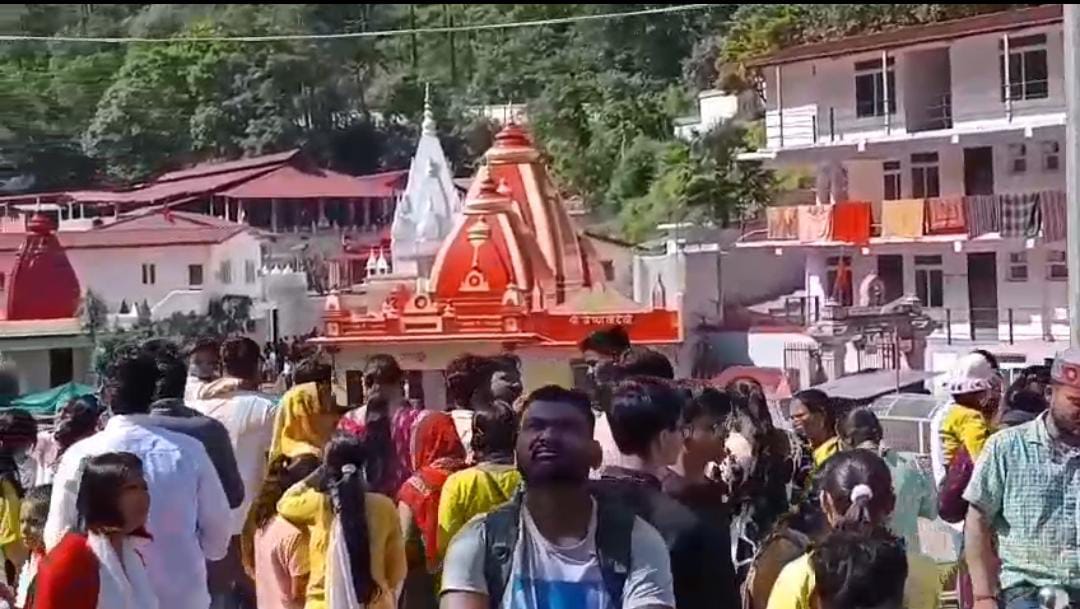 सरोवर नगरी व उसके आसपास लगा पर्यटकों का तांता। नोकाविहार करने के लिए हुजूम उमड़ पड़ा। सरोवर नगरी व उसके आसपास पर्यटकों का तांता लगा हुआ दिखाई दे रहा है। झील में नोकाविहार करने के लिए पर्यटकों का हुजूम उमड़ पड़ा अपनी बारी का इंतजार करते हुए नजर आए। पर्यटकों की चहल कदमी से स्थानीय रोजगार करने वाले दुकानदारों के चेहरे भी खिला खिलाए हुए नजर आ रहे हैं। यहाँ पर्यटक स्थलों हिमालय दर्शन, स्नोव्यू देव मंदिर, हनुमान गढ़, माँ नैना देवी मंदिर, समेत घोड़ाखाल मंदिर , कैची धाम नीम करौली महाराज मंदिर, सातताल, भीमताल, एवं नकुचियाताल , चिड़ियाघर, केव गार्डन आदि स्थलों में भी पर्यटकों की आवाजाही बनी हुई है। जाम के झाम से निपटने के लिए जगह जगह चौराहों पर पुलिस बल तैनात किया गया है।यहाँ इस बार अधिक बारिश न होने से झील का पानी कम होते जा रहा है जल स्रोत में भी पानी कम हो गया है। अगर तराई व मैदानी क्षेत्रों की तरह सरोवर नगरी व उसके आसपास भीषण गर्मी पड़ जाती है तो आने वाले समय में पानी की किल्लत हो सकती है। अभी नैनीताल व उसके आसपास गर्मी चरम सीमा पर नही पहुँची हैं हाँ गर्म होने लग गया है। सूत्रों से मिली जानकारी के मुताबिक नैनीताल का तापमान 30 सेंटीग्रेड तक पहुँच गया है। अलबत्ता अभी दूर दूर तक मौसम का मिजाज बिगड़ने की कोई सम्भावना व्यक्त नही की जा सकती है। सुबह शाम भी हल्की गर्मी का एहसास होता जा रहा है। देर रात तो गर्मी से बुरा हाल हो रहा है। इधर कैची धाम मंदिर में श्रद्धालुओं का भयंकर तांता लगा हुआ दिखाई दे रहा है जबकि 15 जून को हर वर्ष की तरह इस वर्ष भी बाबा नीम करौली महाराज का स्थापना दिवस बनाये जाने के लिए व्यापक तैयारियां की जा रही है लाखों भक्तों के आने की उम्मीद जताई जा रही है।