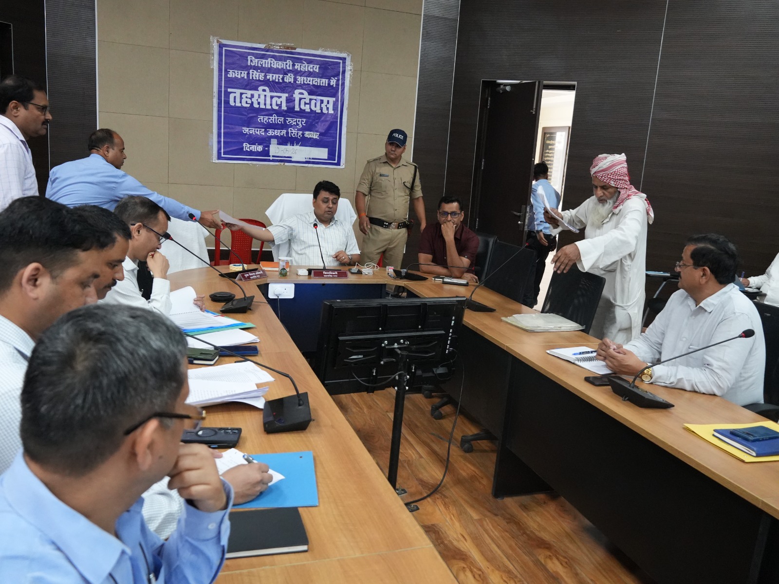 मंगलवार को जिलाधिकारी नितिन सिंह भदौरिया की अध्यक्षता में जिला सभागार में तहसील दिवस का आयोजित हुआ। जिलाधिकारी ने कहा कि जनता की समस्याओं का त्वरित निस्तारण सरकार की प्राथमिकता है, इसलिए अधिकारी समस्याओं को शान्त मन एवं संवेदनशील होकर सुने व गम्भीरता से तहसील दिवस में पंजीकृत समस्याओं को निर्धारित समय सीमा के भीतर निस्तारित करना सुनिश्चित करें।तहसील दिवस में भूमि, मार्ग, मनरेगा भुगतान, सिंचाई गूल, गैस से सम्बन्धित 09 शिकायतें पंजीकृत हुई जिसमे से 08 शिकायतों/समस्याओं का मौके पर ही निस्तारण किया गया।तहसील दिवस में महेन्द्र पोपली ने कलेक्ट्रेट आवासीय परिसर के भीतर अराजक तत्वों द्वारा नशा करने तथा मारपीट, छेड़-छाड़ करने की शिकायत की। जिसपर जिलाधिकारी ने अपर जिलाधिकारी व उप जिलाधिकारी को रात्रि 09 बजे से कलेक्ट्रेट परिसर के गेटो को बन्द करने के निर्देश देते हुए पुलिस नियमित गस्त करने के निर्देश दिये। कैलाश चन्द्र ने बताया कि गन्ना विभाग द्वारा किसी व्यक्ति को लाभ पहुंचाने हेतु चकमार्ग बनाया जा रहा है। जिसपर जिलाधिकारी ने सहायक गन्ना आयुक्त को तुरन्त निरीक्षण कर रिपोर्ट प्रस्तुत करने के निर्देश दिये। अब्दुल गनी ने विद्युत बिल अधिक आने की शिकायत की। जिसपर जिलाधिकारी ने अधिशासी अभियंता विद्युत को विद्युत मीटर का निरीक्षण करते हुए समस्या का तुरन्त निस्तरण करने के निर्देश दिये। सुखदेव सिंह ने मनरेगा का भुगतान करने का अनुरोध किया। जिसपर जिलाधिकारी ने जिला विकास अधिकारी को शीघ्र भुगतान करने के निर्देश दिये। मुकेश कुमार ने घरेलु गैस सिलेंडर न मिलने की समस्या रखी। जिसपर जिलाधिकारी ने जिला पूर्ति अधिकारी को तुरन्त नियमानुसार कार्यवाही करने के निर्देश दियेंतहसील दिवस में मुख्य विकास अधिकारी दिवेश शाशनी, अपर जिलाधिकारी पंकज उपाध्याय, एसपी सिटी डॉ0 उत्तम सिंह नेगी, उप जिलाधिकारी मनीष बिष्ट, पीडी हिमांशु जोशी, जिला विकास अधिकारी सुशील मोहन डोभाल, मुख्य चिकित्साधिकारी डॉ0 केके अग्रवाल, मुख्य पशु चिकित्साधिकारी डॉ0 आशुतोष जोशी, महाप्रबंधक उद्योग विपिन कुमार, मुख्य शिक्षा अधिकारी हरेन्द्र मिश्रा, अधिशासी अभियंता सिंचाई बीएस डांगी, आनंद सिंह नेगी, लघु सिंचाई सुशील कुमार, लोनिवि गजेन्द्र सिंह, विद्युत उमाकांत चतुर्वेदी, पेयजल निगम सुनील जोशी, आरडब्लूडी अमित भारती, जिला समाज कल्याण अधिकारी अमन अनिरूद्ध, जिला प्रोवेशन अधिकारी व्योमा जैन, जिला अल्पसंख्यक अधिकारी नंदनी तोमर, जिला क्रीडा अधिकारी जानकी कार्की आदि मौजूद थे।