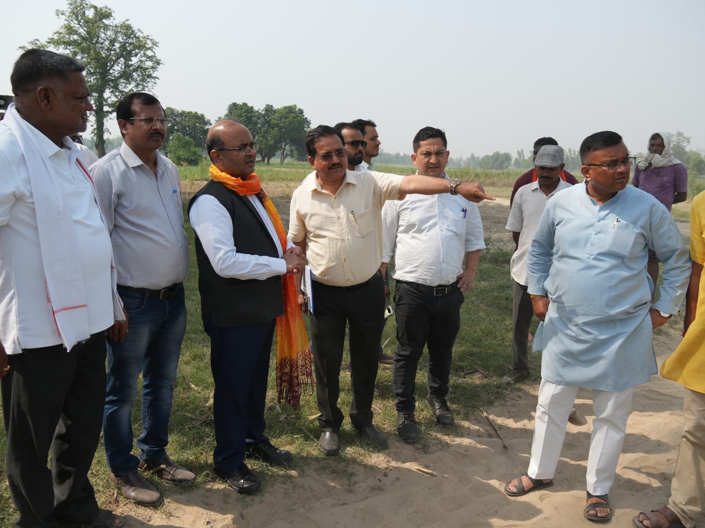 सचिव आपदा प्रबंधन प्राधिकरण विनोद कुमार सुमन ने खटीमा पहुंचकर नेपाल सीमा पर मेलाघाट में जगबूढ़ा नदी के भू कटाव की रोकथाम के दृष्टिगत बाढ़ सुरक्षा कार्य कराए जाने हेतु स्थलीय निरक्षण किया। निरीक्षण के दौरान उन्होंने अधीक्षण अभियंता सिंचाई को निर्देश दिए कि जहाँ पर अति आवश्यक है वहां पर शीघ्र बाढ़ सुरक्षा कार्य करा लिया जाय। उन्होंने किसी जगह भी यदि बाढ़ सुरक्षा कार्य करने हो तो उसका स्टीमेट बनकर भेजे ताकि बजट उपलब्ध होते ही बाढ़ सुरक्षा कार्य कराने हेतु जनपद को बजट भेजा जा सके। इस दौरान उन्होंने स्थानीय जनता व जनप्रतिनिधियों से वार्ता कर जानकारियां भी ली। निरीक्षण के उपरांत उन्होंने लोहियाहेड कैम्प कार्यालय में अधिकारियों के साथ बैठक कर आवश्यक दिशा निर्देश दिए। उन्होंने कहा कि जहाँ भी बाढ़ सुरक्षा कार्य कराए जा रहे है उसे वर्षाकाल से पूर्व ही पूर्ण कर लिया जाए तथा कहीं पर भी यदि बाढ़ सुरक्षा कार्य कराए जाने हो तो उसका पहले से ही प्लान बनाकर रखा जाए। बैठक में अपर जिला अधिकारी कोस्तुभ मिश्र व जिला आपदा प्रबंधन अधिकारी उमाशंकर नेगी ने बताया कि नेपाल सीमा पर जगबूढ़ा नदी से एस एस बी चौकी तथा मेलाघाट सिसैया के बचाव हेतु बाढ़ सुरक्षा कार्य कराया जाना आवश्यक है तथा मोहम्मदपुर भुड़िया को देवहा नदी के कटाव से बचाव हेतु बाढ़ सुरक्षा कार्य कराए जाने है। जिसपर श्री सुमन ने कहा कि बाढ़ सुरक्षा के जो छोटे छोटे कार्य है उसे प्राथमिकता से कराए ताकि अधिक से अधिक लोगों की सुरक्षा हो सके। उन्होंने कहा कि वर्षाकाल प्रारंभ होने वाला है, इसलिए आपदा के दृष्टिगत अपनी पूरी तैयारी रखे।
