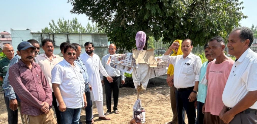 आज शांतिपुरी में गेहूं तोल केंद्र पर किसानों ने एकत्र होकर उत्तराखंड सरकार के खिलाफ विरोध प्रदर्शन किया और पुतला फूंका।