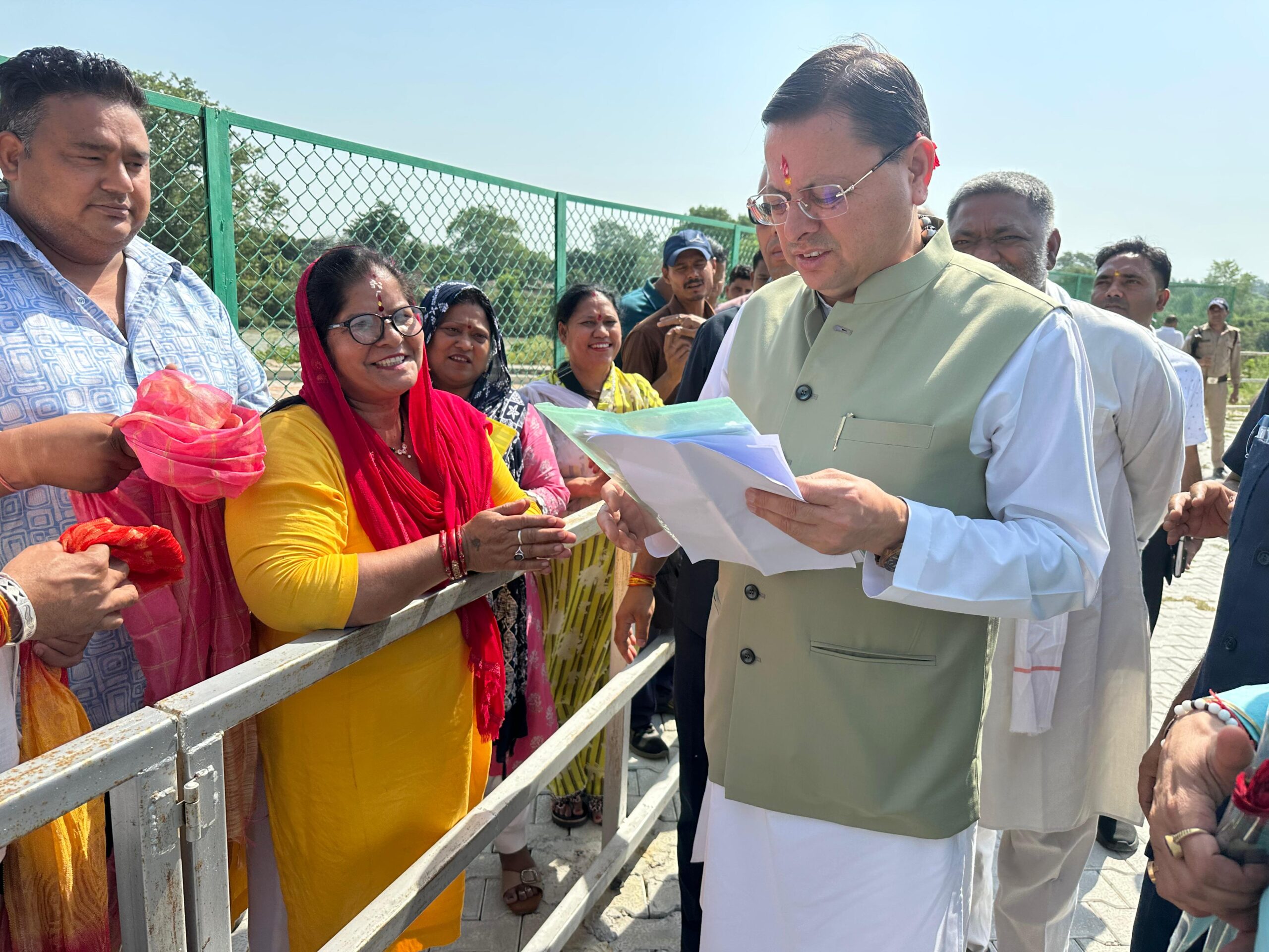 सूबे के माननीय मुख्यमंत्री पुष्कर सिंह धामी ने बुधवार को लोहियाहेड हेलीपैड पर जनता व जनप्रतिनिधियों से मुलाकात कर जनसमस्याएं सुनी तथा समस्याओं का समाधान करने के निर्देश अधिकारियों को दिए।