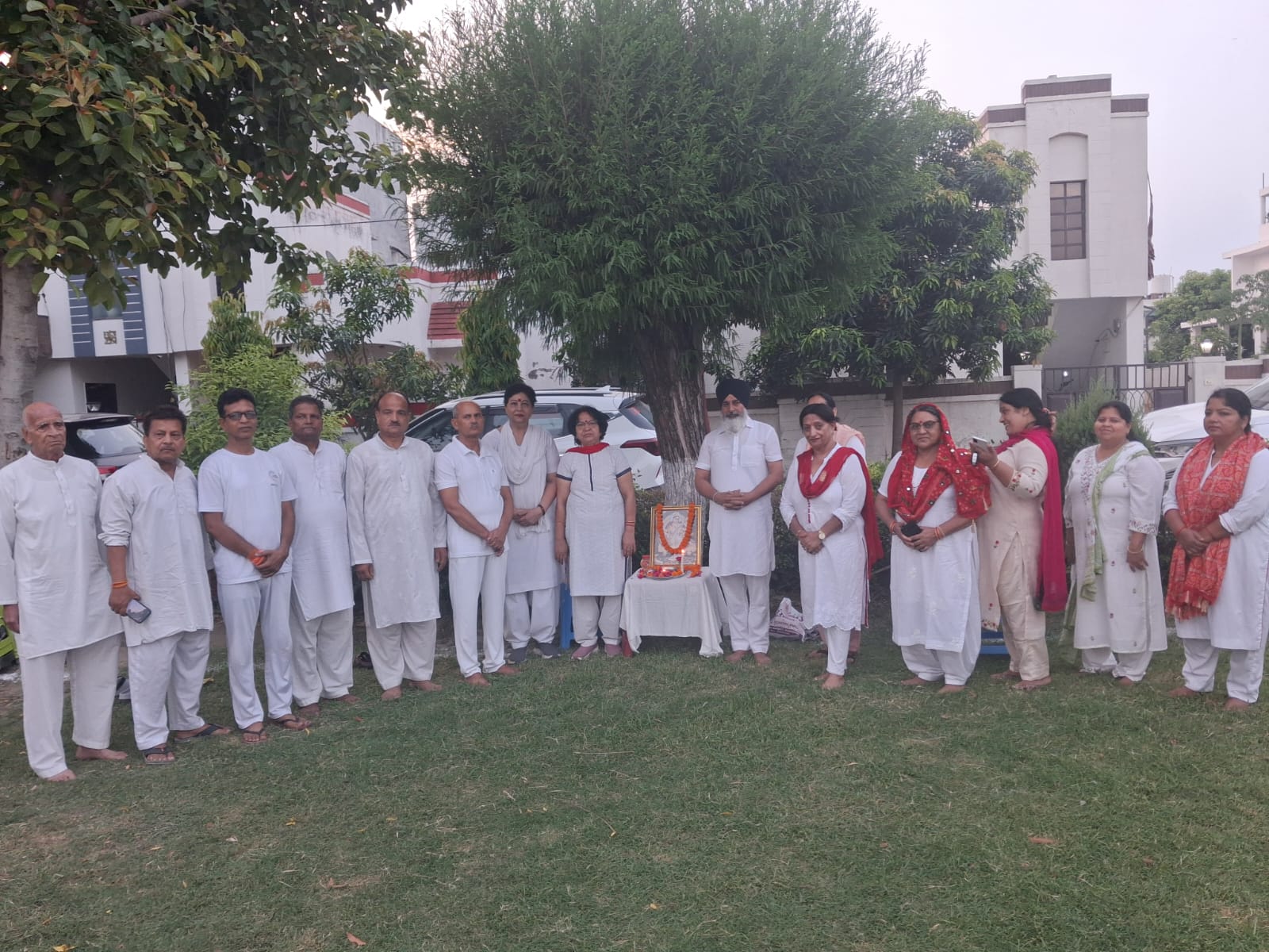 ग्रीन पार्क सोसायटी में पांच दिवसीय योग शिविर का शुभारंभ, बड़ी संख्या में जुटे निवासी