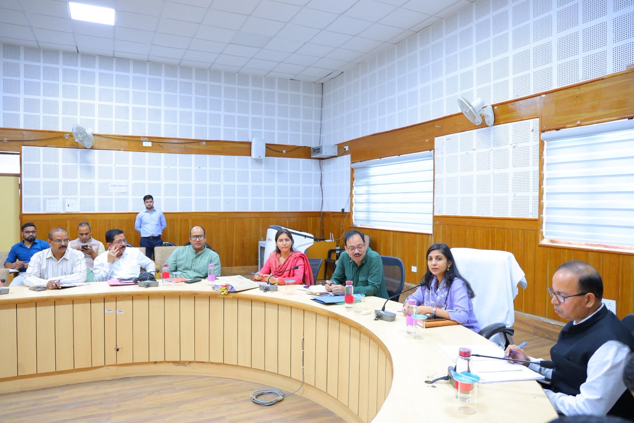 घेरबाड़ नीति के प्रभावी क्रियान्वयन के साथ कृषि,उद्यान एवं दुग्ध गतिविधियों को बढ़ावा देने पर जोर,जिलाधिकारी ने दिए निर्देश