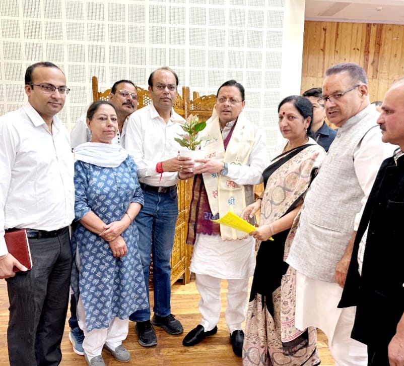 मसूरी शरदोत्सव का न्योता लेकर सीएम धामी से मिले गणेश जोशी और मीरा सकलानीलंबे अंतराल बाद लौट रहा मसूरी का ऐतिहासिक शरदोत्सव, मुख्यमंत्री नेहै आयोजन में पहुंचने का दिया भरोसा पहाड़ों की रानी मसूरी में लंबे समय बाद होने जा रहे ऐतिहासिक शरदोत्सव 2026 को लेकर शहर में उत्साह बढ़ने लगा है। शरदोत्सव को भव्य रूप देने की तैयारियों के बीच कैबिनेट मंत्री गणेश जोशी और नगर पालिकाध्यक्ष मीरा सकलानी ने मुख्यमंत्री पुष्कर सिंह धामी से मुलाकात कर उन्हें शरदोत्सव में शामिल होने का निमंत्रण दिया। मुख्यमंत्री ने निमंत्रण स्वीकार करते हुए आयोजन में पहुंचने का भरोसा दिया। शरदोत्सव को मसूरी की पुरानी सांस्कृतिक पहचान से जोड़कर देखा जा रहा है। लंबे समय से बंद पड़े इस आयोजन की दोबारा शुरुआत से स्थानीय कलाकारों, युवाओं, व्यापारियों और नागरिकों में उत्साह है। आयोजन के माध्यम से मसूरी की सांस्कृतिक विरासत, स्थानीय कला और प्रतिभाओं को मंच देने की तैयारी की जा रही है।मुख्यमंत्री से मुलाकात के दौरान भाजपा मसूरी मंडल अध्यक्ष रजत अग्रवाल ने मसूरी क्षेत्र की विभिन्न समस्याओं और विकास कार्यों से भी उन्हें अवगत कराया। उन्होंने सड़क, पेयजल, पर्यटन विकास, रोजगार और युवाओं से जुड़े विषय मुख्यमंत्री के समक्ष रखे। हालांकि मुलाकात का प्रमुख केंद्र शरदोत्सव रहा और मुख्यमंत्री को आयोजन में शामिल होने का निमंत्रण दिया गया। शरदोत्सव के आयोजन को लेकर शहर में विभिन्न समितियों के गठन और कार्यक्रमों की रूपरेखा तैयार की जा रही है। आयोजन में सांस्कृतिक कार्यक्रमों के साथ स्थानीय कलाकारों और अन्य प्रतिभाओं को अवसर देने की तैयारी है। इससे मसूरी के पर्यटन सीजन में भी नई गतिविधियां जुड़ने की उम्मीद है। मुलाकात में सभासद कुशाल सिंह राणा, जसबीर कौर, प्रदेश संस्कृति प्रकोष्ठ संयोजक राजेंद्र रावत, नगर पालिका के अधिशासी अधिकारी गौरव भसीन समेत अन्य लोग मौजूद रहे।