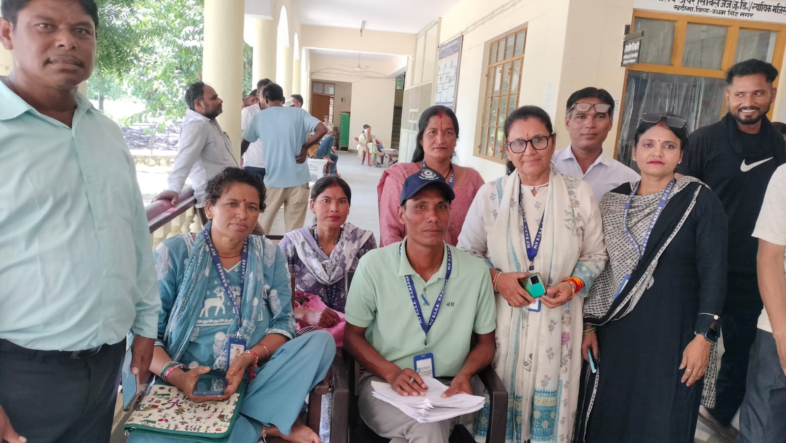 जिला विधिक सेवा प्राधिकारण उद्यम सिंह नगर माननीय सचिव ममता पंत, के आदेशानुसार आदेश संख्या-56/2026-27 के तत्वावधान पर, एक संयुक्त कैंप का आयोजन रामस्वरूप भगत उच्चतर मध्यमिक विद्यालय मुडे़ली प्रधानाचार्य की अध्यक्षता में किया गया मंच का संचालन पैरालीगल वॉलीन्टर गीता शर्मा द्वारा छात्र-छात्राओं को विधिक नीशुल्क सुविधाओं की जानकारी दी गई और विमला मुडे़ली के, द्वारा,छात्र-छात्राओं को अन्य जानकारीयो से जागरूक किया गया विषय- नालसा और सालसा, की वीभिन्न योजनाओं और अपराधों के लिए, न्यूनातम मुआवजा राशि के प्रावधान हैं जैसे,एसिड अटैक, मानव तस्कारी,समूहिक बलात्कार, मानव तस्कारी, नाबालिक बच्चों का यौन उत्पीड़न, घरेलु हिंसा साइबर क्राइम, सड़क सुरक्षा के नियमों और हेल्पलाइन नंबर 112 की जानकारी दी गई और साथ ही बताया सिविल कोर्ट खटीमा में हर 3 महीने बाद राष्ट्रीय लोक अदालत, का आयोजन किया जाता हैं, जिला विधिक सेवा प्राधिकारण उधम सिंह नगर में स्थाई लोक अदालत है जो राविवर सेकंड सैटरडे को बंद रहती है ,इसे परमानेट लोक अदालत मैं अन्य केसों का निसतारण कर फैसला करा दिया जाता हैं,, साइबर हेल्पलाइन नंबर 1930 चाइल्ड हेल्पलाइन नंबर – 1098 छात्र छात्राओं को बताकर विधिक नीशुल्क सुविधाओं ग्रामीण विधिक सेवा सहायता केंद्रों की जानकारी देकर नालसा टोल न०-15100 इतयादि की विधिक, सुविधाओं की जानकारी से छात्र-छात्राओं को जागरूक किया गया पैरालीगल बाॅलियंटर, की उपस्थिति संख्या-टीम नंबर -36 से गीता शर्मा टीम नंबर- 41 से विमला मुडेला , माया देवी, ठगो देवी प्रभु दयाल, विधिक शिविर कैंप में उपस्थित रहे ।