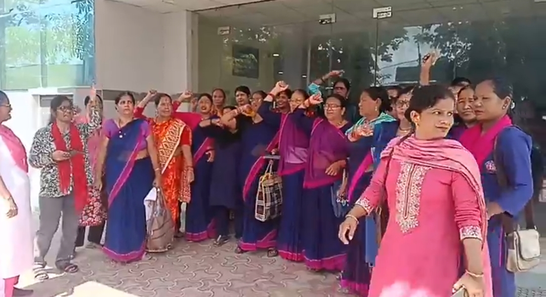 उत्तराखण्ड आशा हेल्थ वर्कर्स यूनियन ने आज सितारगंज स्वास्थ्य केंद्र में साप्ताहिक हड़ताल के तहत धरना किया और आशा वर्कर्स को राज्य कर्मचारी का दर्जा देने सहित कई मांगों उठाई इस दौरान यूनियन की जिला उपसचिव अनिता अन्ना ने कहा कि भाजपा सरकार आशाओं के श्रम का लगातार शोषण कर रही है. उत्तराखण्ड के स्वास्थ्य विभाग में कार्यरत आशाओं को न तो राज्य कर्मचारी का दर्जा प्राप्त है और ना ही सरकार द्वारा लागू न्यूनतम वेतन मिलता है। जो कि बिल्कुल अनुचित और अन्यायपूर्ण है। लेकिन बेहद अफसोस की बात है कि आशाओं को स्वास्थ्य विभाग व बाहरी विभाग के भी कई कमीशन आधारित काम सौंप दिए जाते हैं। उस पर भी जब एकमुश्त राशि बनती है तो कई जगह विभाग के अधिकारी कमीशन मांग लेते हैं उन्होंने कहा कि ट्रेड यूनियन एक्टू से संबद्ध उत्तराखंड आशा हेल्थ वर्कर्स यूनियन ऐक्टू के नेतृत्व में 22 नवंबर को देहरादून कूच करेंगे और अपने हक अधिकार की मांग को बुलंद करेंगे। प्रदेश की हजारों आशा वर्कर्स इस आंदोलन में भाग लेंगी ब्लॉक महामंत्री शर्मिन सिद्दकी ने कहा कि हमारी मांग है कि 2021 में मुख्यमंत्री द्वारा किए गए वायदे को पूरा सरकार पूरा करे, आशाओं को राज्य कर्मचारी का दर्जा दे, न्यूतम वेतन लागू करे, सेवानिवृत्ति के बाद अनिवार्य पेंशन लागू करे, आशाओं के श्रम की राशि का भुगतान हर माह करे, ट्रेनिंग व पल्स पोलियो अभियान की राशि 500 रुपए प्रतिदिन करे, आशाओं के साथ विभागीय अधिकारियों का सम्मानपूर्वक व्यवहार करने की गारंटी हो, हर अस्पताल में आशा घर का निर्माण करने व अस्पतालों में डॉक्टर व स्टाफ की कमी को दूर किया जाए, मनमाने तरीके से आशाओं की छटनी रोकने की है धरने में जिला उप सचिव अनीता अन्ना, ब्लॉक महामंत्री शर्मिन सिद्दकी, भावना बिष्ट, यशोदा देवी मोहनी, इंद्रावती, हेमंती नेगी, खुशनुमा , पूनम शर्मा, अनीता बोरा, ममता शर्मा, संगीता, प्रेमा देवी, फूलादेवी, मंजीत कौर, रहीमा, शबनम, कुलदीप कौर, मीना देवी,अंगूरी देवी, सफ़ीना, भागीरथी, रबीना, देवी, मोबिना, कंचन गुप्ता, पुष्पा देवी, मंजीत, निर्वेश कुमारी,मीना,विजेता देवी, सीता देवी, दुर्गा देवी, सबीना, रीना देवी, लीलावती, कमला देवी, सरोजनी, ज्योति, सच्ची, सरिता, मीना देवी, विमला कौर, विजयवती, निर्मला देवी, व अन्य आशाएं शामिल थी।