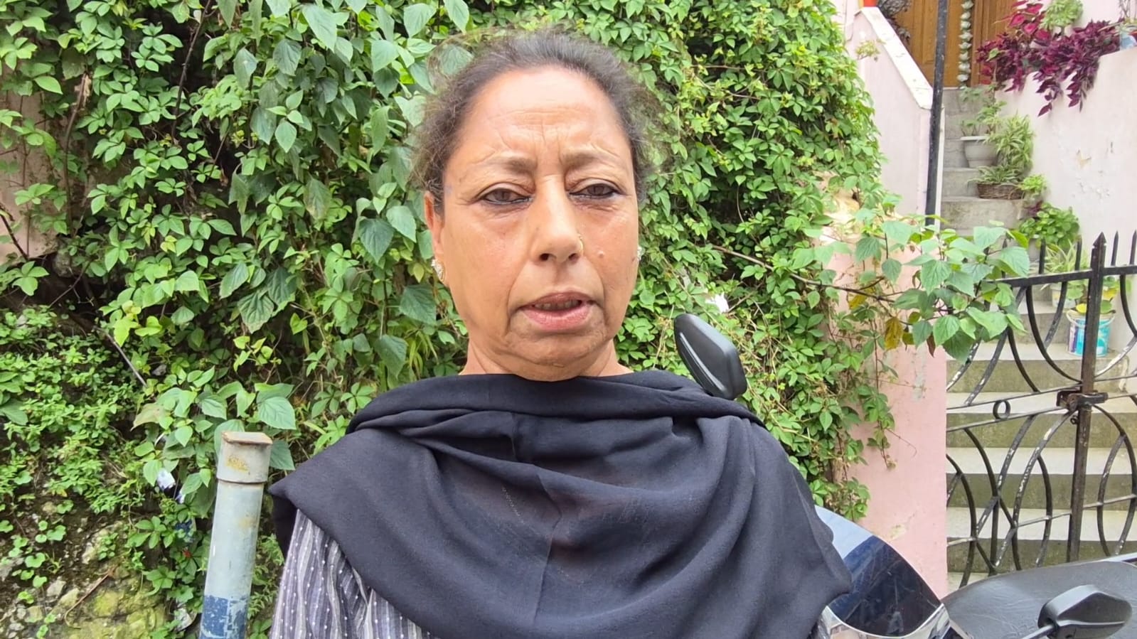 सीएम के सामने जसवीर कौर ने खोला मसूरी की समस्याओं का पिटारा, भद्राज मंदिर की बिजली से अस्पताल में डॉक्टर तक उठे मुद्दे पर्यटन नगरी के विकास के बीच स्थानीय समस्याओं के समाधान को लेकर जसवीर कौर ने मुख्यमंत्री पुष्कर सिंह धामी के सामने मसूरी के कई महत्वपूर्ण मुद्दे उठाए। मुलाकात में उन्होंने भद्राज मंदिर तक विद्युत लाइन पहुंचाने में वन विभाग की अनुमति की बाधा से लेकर सिविल अस्पताल में चिकित्सक की उपलब्धता तक के मामलों पर तत्काल कार्रवाई का आग्रह किया।जसवीर कौर ने मुख्यमंत्री से कहा कि भद्राज मंदिर क्षेत्र में बिजली की सुविधा श्रद्धालुओं और स्थानीय लोगों के लिए महत्वपूर्ण है, लेकिन वन विभाग की अनुमति संबंधी समस्या के कारण विद्युत लाइन का काम आगे नहीं बढ़ पा रहा है। उन्होंने आवश्यक अनुमति दिलाकर कार्य जल्द पूरा कराने का अनुरोध किया।उन्होंने मसूरी उप जिला चिकित्सालय में तैनात चिकित्सक डॉ. सुशील सैनी को सीएमओ कार्यालय से अटैच किए जाने का मामला भी उठाया। उनका कहना था कि मसूरी पर्यटन नगरी होने के कारण यहां स्थानीय आबादी के साथ बड़ी संख्या में पर्यटक भी स्वास्थ्य सेवाओं पर निर्भर रहते हैं। ऐसे में अस्पताल में चिकित्सकों की पर्याप्त उपलब्धता जरूरी है। उन्होंने डॉ. सैनी की सेवाएं दोबारा मसूरी सिविल अस्पताल में सुनिश्चित कराने का आग्रह किया। जसबीर कौर ने बताया कि मुलाकात के दौरान आगामी मसूरी शरदोत्सव के उद्घाटन के लिए मुख्यमंत्री को आमंत्रित किया गया। जसवीर कौर के अनुसार मुख्यमंत्री ने समारोह में शामिल होने के लिए सैद्धांतिक सहमति दी है। उन्होंने कहा कि शरदोत्सव मसूरी की सांस्कृतिक पहचान से जुड़ा आयोजन है और मुख्यमंत्री के आने से आयोजन को और मजबूती मिलेगी।जसवीर कौर ने बताया कि मुख्यमंत्री के समक्ष मसूरी की अन्य जनसमस्याओं और विकास से जुड़े विषय भी रखे गए हैं। उन्होंने उम्मीद जताई कि भद्राज मंदिर की विद्युत लाइन, स्वास्थ्य सेवाओं समेत उठाए गए मुद्दों पर जल्द सकारात्मक कार्रवाई होगी। उन्होंने मुख्यमंत्री पुष्कर सिंह धामी और कैबिनेट मंत्री गणेश जोशी का सहयोग के लिए आभार जताया।