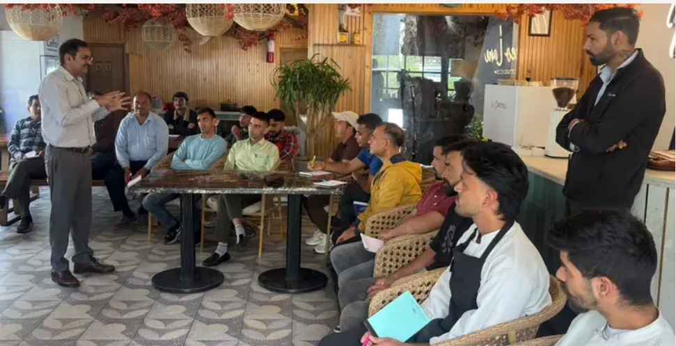 पर्यटकों की थाली में न पहुंचे खराब खाना, होटल-रेस्टोरेंट कर्मियों को दिए खाद्य सुरक्षा के गुर&nbsp; पर्यटन नगरी मसूरी में हर दिन बड़ी संख्या में पर्यटक होटल और रेस्टोरेंट में भोजन करते हैं। ऐसे में पर्यटकों की थाली तक पहुंचने वाले खाद्य पदार्थों की गुणवत्ता और सुरक्षा सुनिश्चित करना बड़ी जिम्मेदारी है। इसी को लेकर फूड सेफ्टी एंड स्टैंडर्ड अथॉरिटी ऑफ इंडिया (एफएसएसआई) की ओर से होटल और रेस्टोरेंट कर्मियों को खाद्य सुरक्षा एवं गुणवत्ता का प्रशिक्षण दिया गया।प्रशिक्षण के दौरान एफएसएसआई के वरिष्ठ सलाहकार जगदीश पांडे ने कर्मचारियों को खाद्य पदार्थों की गुणवत्ता जांचने के साथ ही एक्सपायरी डेट, कंपनी व ब्रांड की जानकारी और खाद्य सामग्री को सुरक्षित तरीके से रखने के बारे में विस्तार से बताया। उन्होंने कहा कि खाद्य पदार्थ खरीदने से लेकर उसे पर्यटकों को परोसने तक प्रत्येक स्तर पर सावधानी जरूरी है। गलत तरीके से रखे गए या एक्सपायरी खाद्य पदार्थ लोगों के स्वास्थ्य के लिए परेशानी का कारण बन सकते हैं।राष्ट्रीय प्रशिक्षक प्रेमचंद शर्मा ने कहा कि एफएसएसआई की ओर से देशभर में खाद्य सुरक्षा को लेकर प्रशिक्षण दिया जा रहा है। इसका उद्देश्य खाद्य पदार्थों की गुणवत्ता बनाए रखना और लोगों को सुरक्षित एवं गुणवत्तापूर्ण भोजन उपलब्ध कराना है। उन्होंने कहा कि होटल और रेस्टोरेंट में काम करने वाले कर्मचारियों की भूमिका इसमें बेहद महत्वपूर्ण है, क्योंकि भोजन की खरीद, भंडारण और तैयार करने की प्रक्रिया में उनकी सीधी भूमिका रहती है।प्रशिक्षण में मसूरी के विभिन्न होटल और रेस्टोरेंट के कर्मचारियों ने हिस्सा लिया। इस दौरान रोमियो लेन के जीएम रोहित पाठक सहित अन्य कर्मचारी मौजूद रहे। प्रशिक्षण के जरिए कर्मचारियों को खाद्य पदार्थों की सुरक्षा को लेकर व्यवहारिक जानकारी भी दी गई, ताकि पर्यटन नगरी में आने वाले लोगों को सुरक्षित और गुणवत्तापूर्ण भोजन मिल सके।