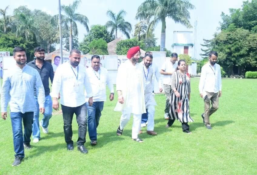 उत्तराखंड युवा कांग्रेस का तीन दिवसीय बुनियादी प्रशिक्षण शिविर आयोजित, वरिष्ठ नेताओं ने कार्यकर्ताओं को दिए दिशा निर्देश​रामनगर।उत्तराखंड युवा कांग्रेस द्वारा तीन दिवसीय बुनियादी प्रशिक्षण शिविर का सफल आयोजन किया गया। इस शिविर की अध्यक्षता युवा कांग्रेस के प्रदेश अध्यक्ष विशाल सिंह भोजक एवं प्रदेश प्रभारी सुरभि द्विवेदी द्वारा संयुक्त रूप से की गई। शिविर में राज्य भर से युवा कांग्रेस के पदाधिकारियों ने हिस्सा लिया।​कार्यकर्ताओं को वैचारिक, रणनीतिक और संगठनात्मक रूप से सशक्त बनाने के उद्देश्य से आयोजित इस शिविर में दिल्ली से आई तीन सदस्यीय विशेषज्ञों की टीम ने मुख्य प्रशिक्षक के रूप में मार्गदर्शन प्रदान किया।​शिविर के दौरान कांग्रेस के वरिष्ठ नेताओं ने शिरकत की और युवा पदाधिकारियों का मार्गदर्शन किया।​प्रदेश कांग्रेस के उपनेता भुवन कापड़ी और विधायक काजी निजामुद्दीन ने युवाओं को जन-मुद्दों पर संघर्ष करने और जमीनी स्तर पर संगठन की पकड़ मजबूत करने का आह्वान किया।​प्रदेश कांग्रेस अध्यक्ष गणेश गोदियाल और गुरदीप सप्पल ने विशेष रूप से उपस्थित रहकर कार्यकर्ताओं को महत्वपूर्ण दिशा निर्देश दिए और संगठन की भावी रणनीति साझा की।​प्रदेश अध्यक्ष विशाल सिंह भोजक और प्रदेश प्रभारी सुरभि द्विवेदी ने कहा कि तीन दिनों के इस गहन प्रशिक्षण से पदाधिकारियों में नई ऊर्जा का संचार हुआ है। शिविर से प्राप्त सीख के आधार पर युवा कांग्रेस पूरे प्रदेश में जनता के अधिकारों की लड़ाई को और अधिक मजबूती से लड़ेगी।इस दौरान युवा कांग्रेस के प्रदेश महासचिवसुमित लोहनी,प्रदेश महासचिव चांद खान, युवा कांग्रेस प्रदेश महासचिव अब्दुल रहमान, युवा कांग्रेस के पूर्व प्रदेश प्रवक्ता एडवोकेट फैजुल हक,विकाश कुमार आर्य,अमरजोत, नितिन शाह, अभय कत्यूरा,सचिन चौधरी,जुगल कंबोज,अर्णव कंबोज,गौरव सागर,उदित थपलियाल आदि मौजूद रहें।