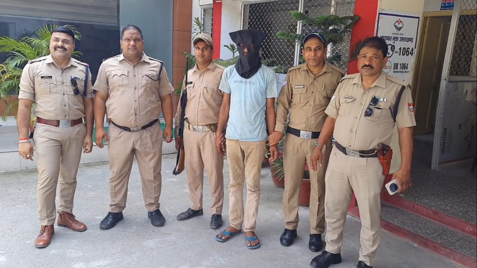 रामनगर में अवैध लीसा तस्करी का भंडाफोड़, कैंटर से 9 लांख के करीब के 390 कनस्तर लीसा बरामद; एक आरोपी गिरफ्तार