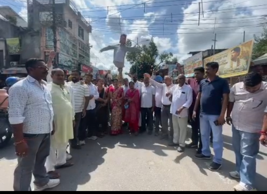 सितारगंज महिला ग्राम प्रधान पर आरोपों को लेकर प्रधान संघ का विरोध