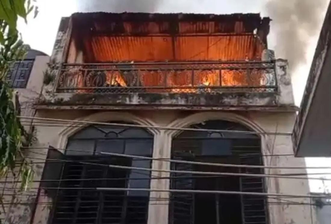 कपड़ों के गोदाम में लगी भीषण आग, लाखों रुपये के नुकसान की आशंकाहल्द्वानी। भोलेनाथ गार्डन में गुरुवार को उस समय अफरा-तफरी मच गई, जब मकान की दूसरी मंजिल पर बने कपड़ों के गोदाम से अचानक धुएं का गुबार उठने लगा। देखते ही देखते आग ने विकराल रूप धारण कर लिया और गोदाम में रखा कपड़ों का सामान धू-धूकर जलने लगा। आग की लपटें देखकर आसपास के लोगों में हड़कंप मच गया और मौके पर भीड़ जुट गई।सूचना मिलते ही पुलिस और अग्निशमन विभाग की टीम मौके पर पहुंची। गोदाम गली के भीतर होने के कारण दमकल कर्मियों को आग तक पहुंचने और राहत-बचाव कार्य में काफी दिक्कतों का सामना करना पड़ा। आग की भयावहता को देखते हुए दमकल की दो गाड़ियां मौके पर भेजी गईं। फायर कर्मियों ने मोर्चा संभालते हुए आग पर काबू पाने का प्रयास शुरू किया।मुख्य अग्निशमन अधिकारी (सीएफओ) गौरव किरार भी मौके पर पहुंचे और राहत एवं बचाव कार्य का जायजा लिया। फायर कर्मियों ने कड़ी मशक्कत के बाद आग पर काबू पाने का प्रयास किया। प्रारंभिक जानकारी के अनुसार, आग से गोदाम में रखा कपड़ों का काफी सामान जलकर राख हो गया। नुकसान का आकलन किया जा रहा है। फिलहाल लाखों रुपये के नुकसान की आशंका जताई जा रही है।आग लगने के कारणों का अभी पता नहीं चल सका है। पुलिस और अग्निशमन विभाग की टीम मामले की जांच में जुटी है। आग की घटना के चलते आसपास के क्षेत्र में काफी देर तक अफरा-तफरी का माहौल बना रहा।