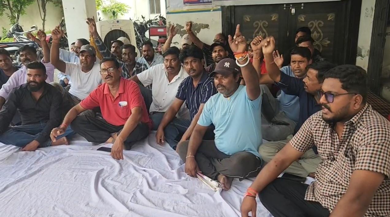 नियमितीकरण और नियुक्ति की मांग को लेकर सफाई कर्मचारी पुनःधरने पर