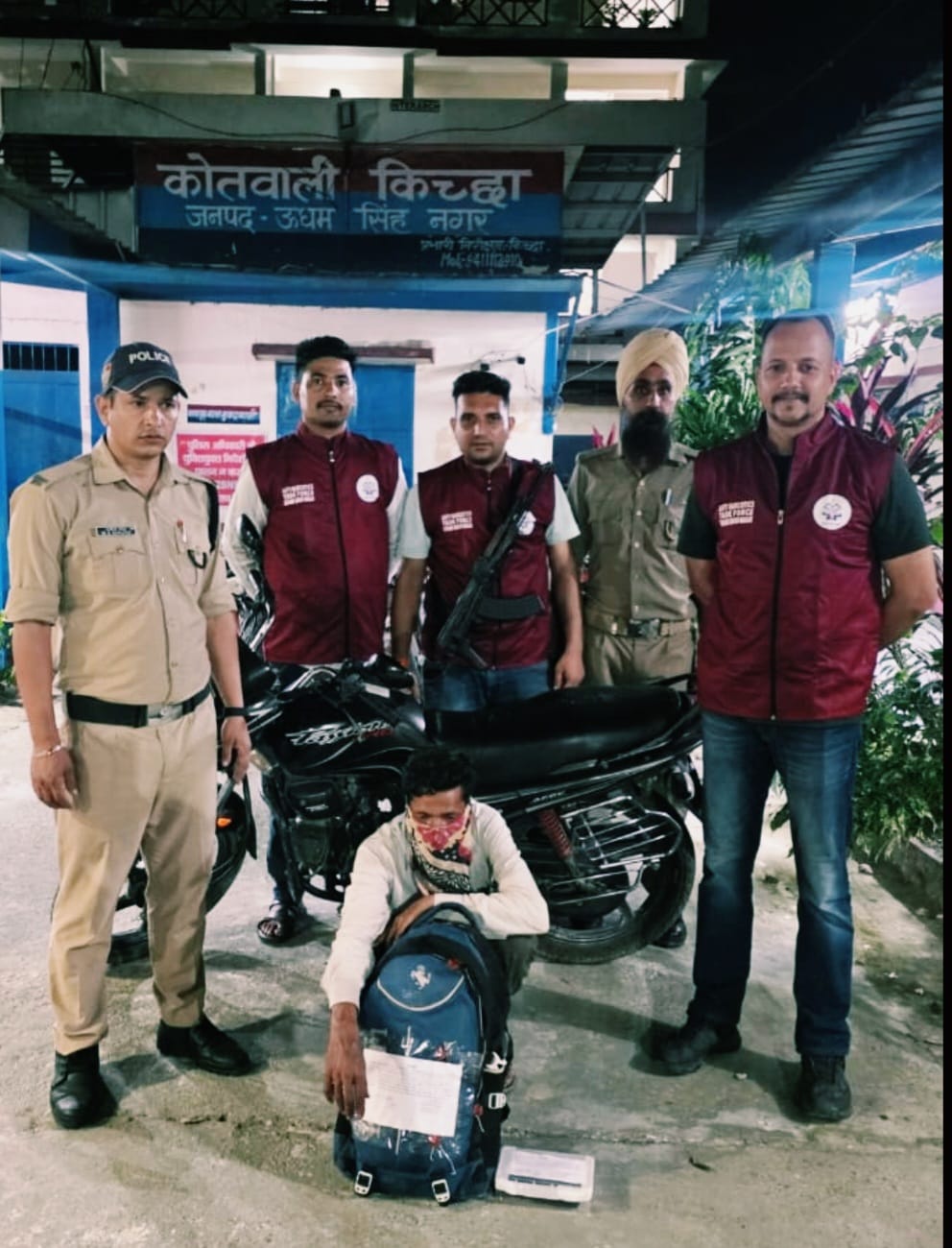 1200 नशीले कैप्सूल के साथ एक तस्कर गिरफ्तार, 462 ग्राम मनःप्रभावी औषधि बरामदकिच्छा। नशे के अवैध कारोबार के खिलाफ चलाए जा रहे अभियान के तहत एएनटीएफ रुद्रपुर और कोतवाली किच्छा पुलिस की संयुक्त टीम ने एक व्यक्ति को 1200 SPASMED BLUE कैप्सूल के साथ गिरफ्तार किया है। बरामद कैप्सूल का कुल वजन करीब 462 ग्राम बताया गया है। पुलिस के अनुसार बरामद मात्रा वाणिज्यिक श्रेणी में आती है।पुलिस के मुताबिक 23 सितंबर को क्षेत्राधिकारी एएनटीएफ प्रशांत कुमार के पर्यवेक्षण में एएनटीएफ रुद्रपुर और किच्छा पुलिस की टीम दरऊ चौकी क्षेत्र में चेकिंग कर रही थी। इसी दौरान वीरूनगला जाने वाले रास्ते पर मोटरसाइकिल सवार एक संदिग्ध व्यक्ति को रोककर तलाशी ली गई। तलाशी के दौरान उसके पास से 1200 SPASMED BLUE कैप्सूल बरामद हुए।पुलिस ने आरोपी की पहचान 40 वर्षीय छोटे खां पुत्र शोहराब खान, निवासी ईश्वरीपुर, थाना शीशगढ़, जिला बरेली के रूप में की है। उसके पास से कैप्सूल के अलावा एक पैशन मोटरसाइकिल, 650 रुपये नकद और एक वीवो मोबाइल फोन भी बरामद किया गया।पुलिस ने आरोपी के खिलाफ कोतवाली किच्छा में धारा 8/22/60 एनडीपीएस एक्ट के तहत मुकदमा दर्ज किया है। आवश्यक कानूनी कार्रवाई के बाद आरोपी को न्यायालय के समक्ष पेश किया जा रहा है।क्लिनिक की आड़ में नशीले कैप्सूल बेचने का आरोपपुलिस के अनुसार प्रारंभिक पूछताछ में आरोपी ने बताया कि वह कैप्सूल किच्छा निवासी अनीस अहमद से प्राप्त करता था और नशे के आदी युवकों को बेचता था। पूछताछ में टांडा बहेड़ी क्षेत्र में क्लिनिक की आड़ में प्रतिबंधित नशीले कैप्सूलों के कारोबार की जानकारी भी सामने आने की बात पुलिस ने कही है। पुलिस अब इस नेटवर्क से जुड़े अन्य लोगों के बारे में जानकारी जुटा रही है।यह कार्रवाई वरिष्ठ पुलिस अधीक्षक ऊधमसिंहनगर अजय गणपति के निर्देशन में चलाए जा रहे ऑपरेशन प्रहार के तहत की गई। पुलिस का कहना है कि जिले में नशीले पदार्थों की तस्करी और अवैध कारोबार के खिलाफ कार्रवाई आगे भी जारी रहेगी।