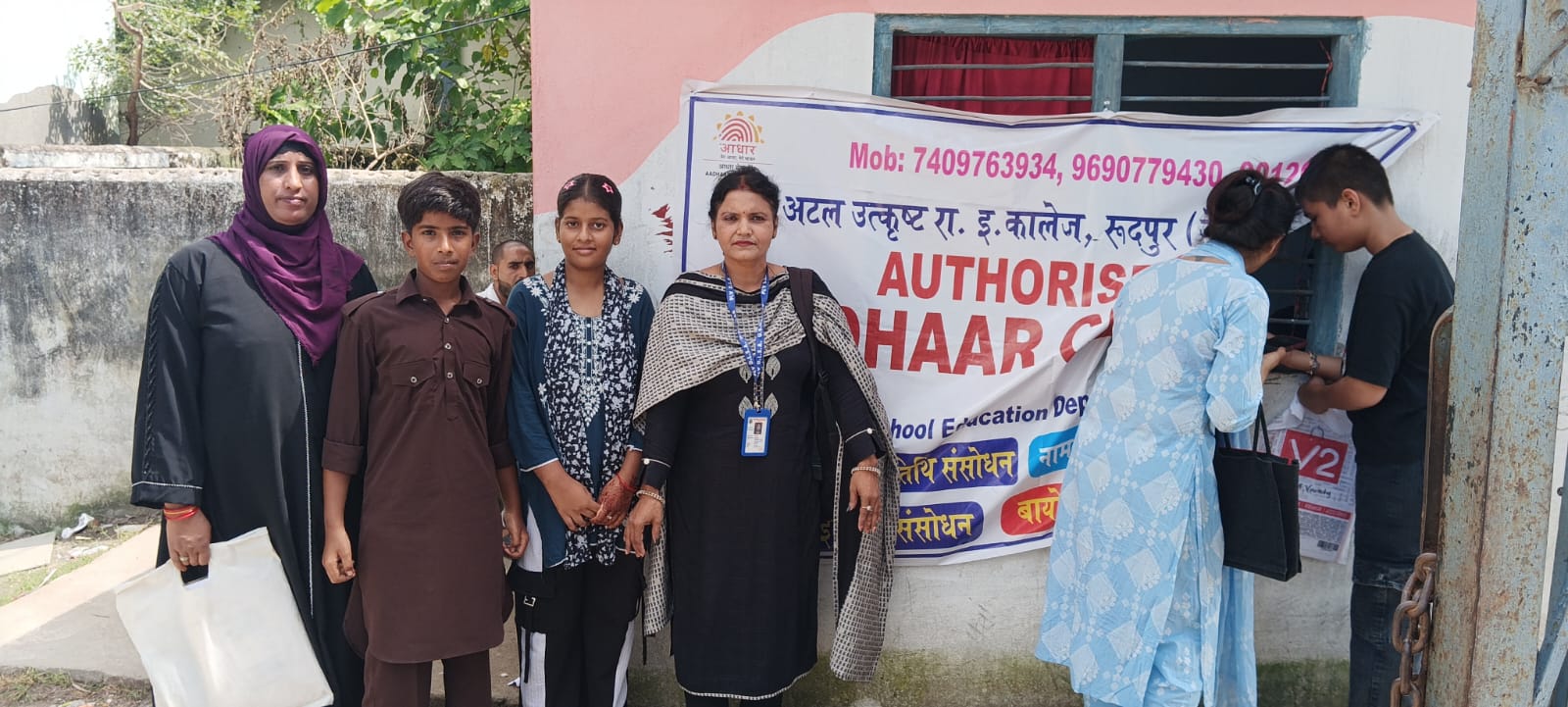 सचिव महोदय के आदेशानुस स्थान- आदर्श थारू राजकीय इंटर कॉलेज खटीमा में प्रधानाचार्य की अध्यक्षता में व मुख्य अतिथि डॉक्टर देश दीपक गॉड( M.O )व डॉक्टर सुनाक्षी सक्सेना ( l.M.O) , की उपस्थिति में जिला विधिक सेवा प्राधिकरण की निशुल्क सेवाओं हेतु कैंप का आयोजन किया गया मंच का संचालन पैरा लीगल वॉलियंटर गीता शर्मा द्वारा किया गया और छात्र-छात्राओं को बताया जिला विधिक सेवा प्राधिकरण उधम सिंह नगर द्वारा कमजोर वर्ग के लोगों के लिए, सिविल कोर्ट खटीमा मै 10 पैनल अधिवक्ताओं की नियुक्ति की गई और सिविल कोर्ट खटीमा में ई- सेवा केंद्र और ग्रामीण विधिक सेवा सहायता केंद्र तीन खोले गए जिसमें हर क्षेत्र के पीड़ित ग्रामीण क्षेत्र से आए व्यक्ति , अपनी समस्या का समाधान निशुल्क तरीके से ले सके और अन्य समस्याओं , के प्रति कमजोर वर्ग के लोगों को निशुल्क सुविधा और न्याय मिल पाए बच्चों को पोक्सो एक्ट अधिनियम की जानकारी दी और घरेलू हिंसा भरण पोषण चाइल्ड हेल्पलाइन नंबर 1098 बताकर सड़क सुरक्षा के नियमों के प्रति जानकारी देकर सड़क सुरक्षा हेल्पलाइन नंबर 112 व नालसा टोल नंबर फ्री 0 – 15100 इत्यादि की जानकारी दी गई डॉक्टर देश दीपक गॉड द्वारा छात्र-छात्राओं को साइबर क्राइम बाल विवाह मानव तस्करी और मानसिक तनाव के प्रति जानकारी देकर छात्र-छात्राओं को जागरूक किया डॉक्टर सुनाक्षी, सक्सेना जी द्वारा छात्र-छात्राओं को हेल्थ हाइजीन से संबंधित जानकारी दी और बीमार बच्चों को निशुल्क उपचार कर निशुल्क औषधि प्रदान की गई छात्र-छात्राओं को उनके उज्जवल भविष्य के लिए नशे से होने वाले , दुष्परिणाम के बारे में विस्तार पूर्वक जानकारी देकर जागरूक किया गया डॉक्टर टीम ए द्वारा 130 बच्चों का हेल्थ चेकअप, किया कैंप में क्लास 9th बी निवासी पकरिया जंगलात चौकी के सामने रहने वाली मूल निवासी है मल्लिका यादव बच्ची की उम्र 15 साल हाइट 4 फुट बताइ और मल्लिका बच्ची, को बोना पैंशन, के बारे में जानकारी दी तो मल्लिका द्वारा बताया गया कि मुझे इस बात की जानकारी नहीं थी मैंने कोई फॉर्म नहीं भरा है मुझे यह पता नहीं था मल्लिका यादव की समस्या नोट किया और गीता शर्मा द्वारा पेंशन फॉर्म भरने की सलाह दी और फैजान और गोटिया की निवासी सलमा बेगम w/0 मो0 सलीम का आधार कार्ड अपडेट करने में सहायता ki लाभार्थियों की संख्या 130 रही टीम नंबर 36 से पैरालेगल वॉलंटरी गीता शर्मा तहसील खटीमा से रिपोर्ट प्रस्तुत है ।