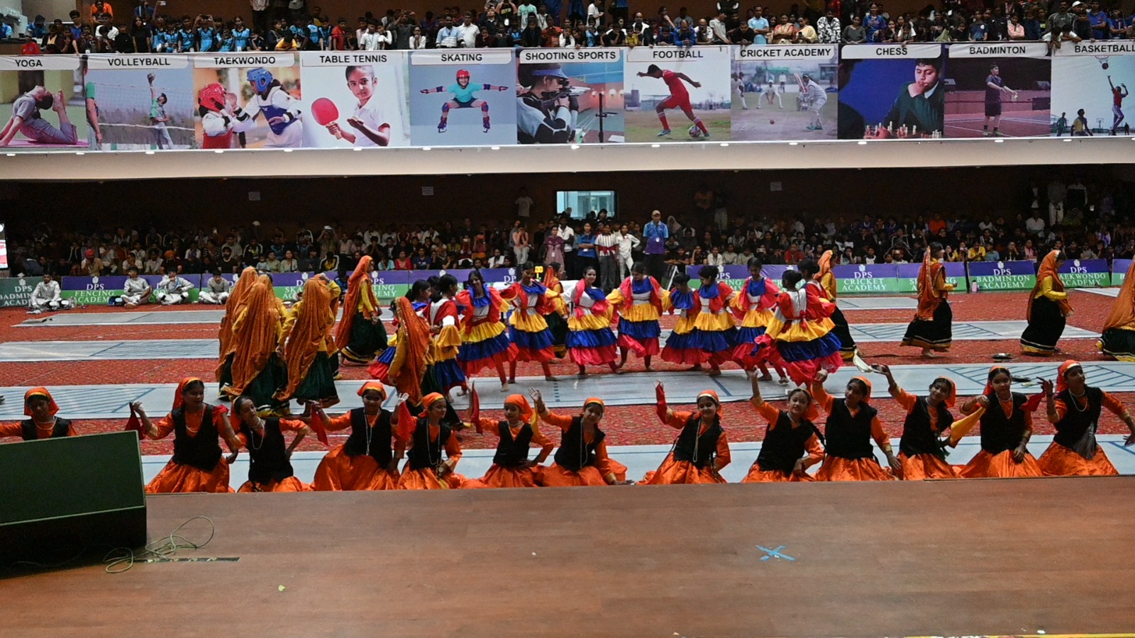 22 राज्यों के 1,500 खिलाड़ियों से सजा राष्ट्रीय फेंसिंग का महाकुंभ, डीपीएस रुद्रपुर में सीबीएसई चैंपियनशिप का भव्य आगाज़350 से अधिक तकनीकी अधिकारी, रेफरी एवं निर्णायकों की मौजूदगी में राष्ट्रीय प्रतियोगिता का शुभारंभरुद्रपुर, 26 सितंबर। दिल्ली पब्लिक स्कूल (डीपीएस), रुद्रपुर में शनिवार को सीबीएसई राष्ट्रीय फेंसिंग चैंपियनशिप–2026 का भव्य शुभारंभ हुआ। देश के 22 राज्यों से आए लगभग 1,500 खिलाड़ी एवं प्रशिक्षकों के साथ 350 से अधिक तकनीकी अधिकारी, रेफरी, निर्णायक एवं आयोजन अधिकारी इस प्रतिष्ठित राष्ट्रीय प्रतियोगिता में भाग ले रहे हैं। राष्ट्रीय स्तर के इस आयोजन ने विद्यालय परिसर को खेल महोत्सव का स्वरूप प्रदान कर दिया, जहाँ जोश, अनुशासन, प्रतिस्पर्धा और खेल भावना का अद्भुत संगम देखने को मिला।उद्घाटन समारोह का शुभारंभ विद्यालय के विद्यार्थियों द्वारा भारतीय संस्कृति, राष्ट्रीय एकता और खेल भावना पर आधारित मनमोहक सांस्कृतिक प्रस्तुतियों के साथ किया गया।इस अवसर पर ऊधम सिंह नगर के जिलाधिकारी श्री नितिन सिंह भदौरिया मुख्य अतिथि के रूप में उपस्थित रहे। समारोह की गरिमा बढ़ाने के लिए एस.पी. सॉल्वेंट के प्रबंध निदेशक श्री पवन अग्रवाल तथा रुद्रपुर सॉल्वेंट के निदेशक श्री अशोक बंसल विशिष्ट अतिथि के रूप में उपस्थित रहे। विद्यालय प्रबंधन द्वारा सभी अतिथियों का पुष्पगुच्छ एवं स्मृति-चिह्न भेंट कर आत्मीय स्वागत एवं सम्मान किया गया।मुख्य अतिथि जिलाधिकारी श्री नितिन सिंह भदौरिया ने अपने संबोधन में कहा कि राष्ट्रीय स्तर की खेल प्रतियोगिताएँ युवाओं को अपनी प्रतिभा प्रदर्शित करने, अनुशासन विकसित करने तथा देशभर के खिलाड़ियों के साथ प्रतिस्पर्धा करने का उत्कृष्ट अवसर प्रदान करती हैं। उन्होंने डीपीएस रुद्रपुर द्वारा इतने बड़े स्तर पर प्रतियोगिता के सफल आयोजन की सराहना करते हुए कहा कि ऐसे आयोजन उत्तराखंड को राष्ट्रीय खेल मानचित्र पर नई पहचान दिलाने में महत्वपूर्ण भूमिका निभाते हैं।विशिष्ट अतिथियों ने भी विद्यालय परिवार को इस प्रतिष्ठित आयोजन के सफल संचालन के लिए शुभकामनाएँ देते हुए कहा कि शिक्षा के साथ-साथ खेलों को बढ़ावा देना समय की आवश्यकता है और डीपीएस रुद्रपुर इस दिशा में सराहनीय कार्य कर रहा है।विद्यालय के चेयरमैन श्री सुरजीत सिंह ग्रोवर ने अपने संबोधन में कहा कि डीपीएस रुद्रपुर का उद्देश्य विद्यार्थियों को गुणवत्तापूर्ण शिक्षा के साथ-साथ खेलों में भी राष्ट्रीय एवं अंतरराष्ट्रीय स्तर पर उत्कृष्ट प्रदर्शन के अवसर उपलब्ध कराना है। उन्होंने कहा कि विद्यालय निरंतर राष्ट्रीय स्तर की प्रतियोगिताओं का आयोजन कर युवा खिलाड़ियों को अपनी प्रतिभा प्रदर्शित करने का मंच प्रदान कर रहा है। उन्होंने विश्वास व्यक्त किया कि फेंसिंग जैसे खेल भारत के युवाओं के लिए भविष्य में असीम संभावनाओं के द्वार खोलेंगे और भारतीय खिलाड़ी वैश्विक मंच पर देश का गौरव बढ़ाएँगे।राष्ट्रीय स्तर की इस प्रतिष्ठित प्रतियोगिता के आयोजन से डीपीएस रुद्रपुर ने एक बार फिर देश के प्रमुख खेल आयोजकों में अपनी सशक्त पहचान स्थापित की है। आगामी दिनों में विभिन्न आयु वर्गों की स्पर्धाओं में देशभर के श्रेष्ठ युवा फेंसर अपने कौशल का प्रदर्शन करेंगे। खिलाड़ियों, प्रशिक्षकों और अधिकारियों की उत्साहपूर्ण सहभागिता ने पूरे विद्यालय परिसर को खेल भावना और राष्ट्रीय एकता के रंग में रंग दिया। यह आयोजन केवल एक प्रतियोगिता नहीं, बल्कि खेल उत्कृष्टता, अनुशासन और राष्ट्रीय एकता का प्रेरक उत्सव बन गया है।राष्ट्रीय स्तर की इस प्रतिष्ठित प्रतियोगिता का समापन 2 अक्टूबर 2026 को होगा।