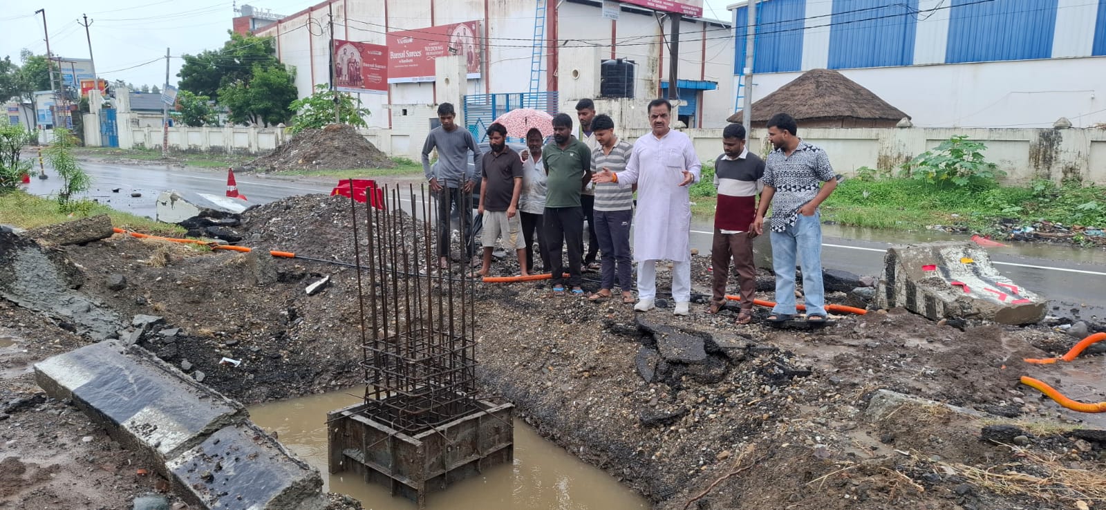 हाईवे पर खोदे गए गड्ढे बन रहे हादसों का सबब, दो दिन में छह लोग घायल