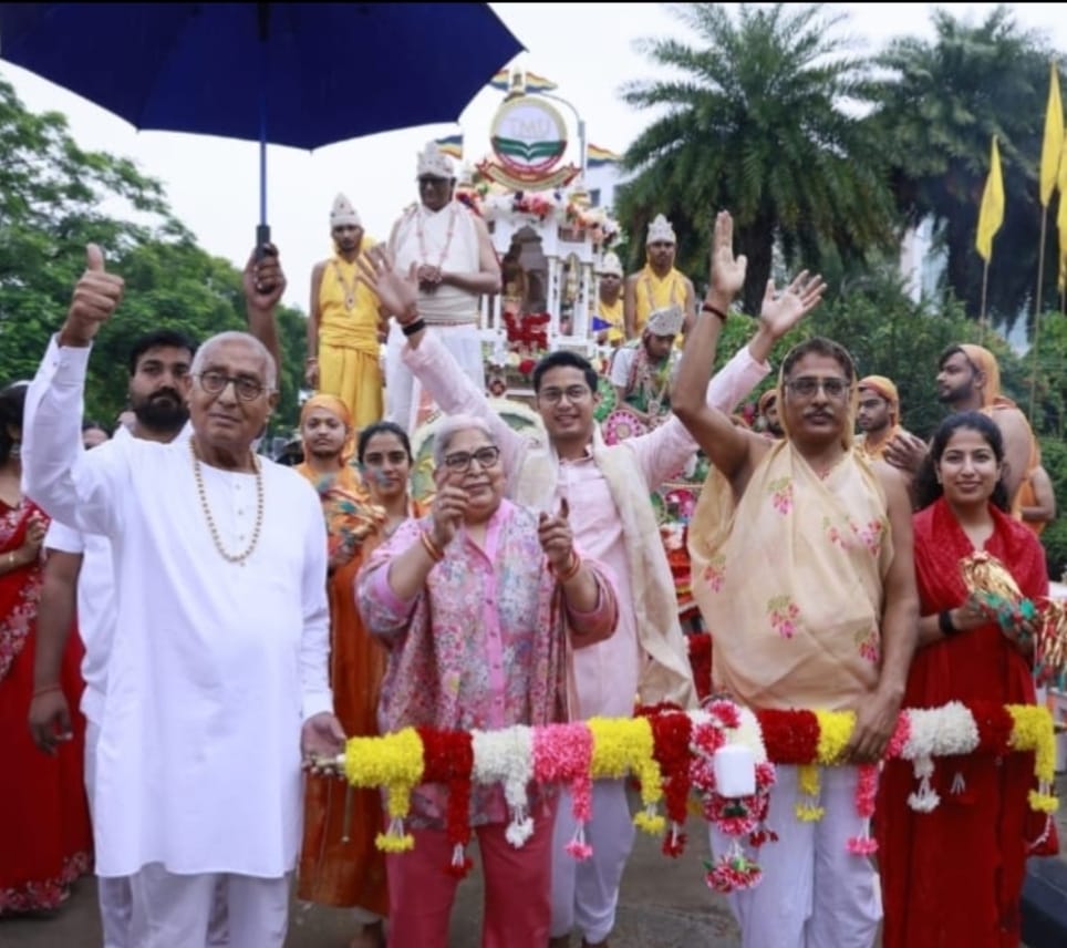 टीएमयू कैंपस में दिव्यघोष के बीच निकली भव्य और दिव्य श्रीजी की रथ यात्रा
