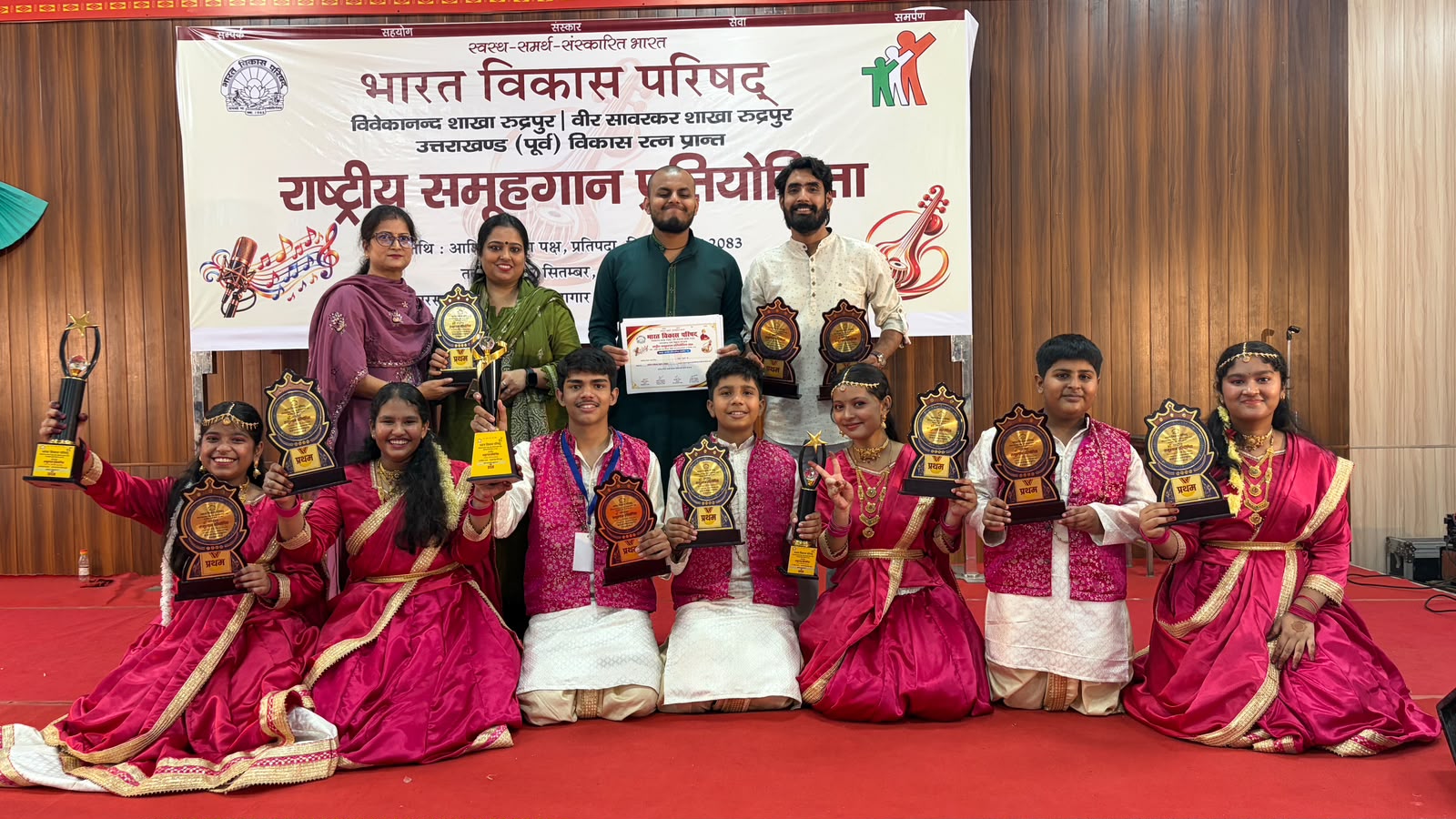 सीबीएसई राष्ट्रीय फेंसिंग चैंपियनशिप–2026 के तीसरे दिन रोमांच चरम पर, युवा खिलाड़ियों ने शानदार प्रदर्शन से जीते पदकरुद्रपुर में राष्ट्रीय स्तर की फेंसिंग प्रतियोगिता में देशभर के उभरते फेंसरों ने दिखाई अद्भुत प्रतिभारुद्रपुर, 28 सितंबर 2026दिल्ली पब्लिक स्कूल (डीपीएस), रुद्रपुर में आयोजित सीबीएसई राष्ट्रीय फेंसिंग चैंपियनशिप–2026 के तीसरे दिन विभिन्न स्पर्धाओं में रोमांचक मुकाबले देखने को मिले। देशभर से आए प्रतिभाशाली फेंसरों ने अपनी उत्कृष्ट तकनीक, तेज गति, सटीक रणनीति और अनुशासित खेल भावना का परिचय देते हुए दर्शकों को रोमांचित कर दिया। प्रतियोगिता में कैडेट पुरुष एपी, जूनियर पुरुष फॉयल एवं जूनियर महिला सेबर वर्ग के मुकाबले आयोजित किए गए।तीसरे दिन प्रतियोगिता स्थल पर खिलाड़ियों के बीच कड़ी प्रतिस्पर्धा देखने को मिली। प्रत्येक मुकाबले में खिलाड़ियों ने बेहतरीन फुटवर्क, तेज रिफ्लेक्स और रणनीतिक कौशल का शानदार प्रदर्शन करते हुए पदकों के लिए जोरदार संघर्ष किया। पूरे परिसर में उत्साह, ऊर्जा और खेल भावना का अद्भुत वातावरण बना रहा।दूसरे दिन के प्रमुख पदक परिणामकैडेट पुरुष एपी वर्ग:स्वर्ण पदक – सर्वेश कादियान (दुहान पब्लिक स्कूल, रोहतक, हरियाणा)रजत पदक – यश दलाल (हरकिशन मेमोरियल पब्लिक स्कूल, रोहतक, हरियाणा)कांस्य पदक – भानु प्रताप सिंह घरिया (आर्मी पब्लिक स्कूल नं.-2, बीईजी रुड़की, उत्तराखंड) एवं लकी (श्री राम चरित मानस सीनियर सेकेंडरी स्कूल, करनाल, हरियाणा)जूनियर पुरुष फॉयल वर्ग:स्वर्ण पदक – हितेजस वुजल (शिव नादर स्कूल, ग्रेटर फरीदाबाद, हरियाणा)रजत पदक – शौर्य गैरोला (सोशल बलूनी पब्लिक स्कूल, देहरादून, उत्तराखंड)कांस्य पदक – तरुण सिहाग (प्रताप सिंह मेमोरियल सीनियर सेकेंडरी स्कूल, सोनीपत, हरियाणा) एवं मयंक जैन (दिल्ली पब्लिक स्कूल, नासिक, महाराष्ट्र)जूनियर महिला सेबर वर्ग:स्वर्ण पदक – साक्षी कपूर (दिल्ली पब्लिक स्कूल, सेक्टर-19C, फरीदाबाद, हरियाणा)रजत पदक – जानवी नेरपागर (सेंट ज़ेवियर्स सीनियर सेकेंडरी स्कूल, भेल, भोपाल, मध्य प्रदेश)कांस्य पदक – नेहारिका जयदीप त्रासी (द ब्रिगेड स्कूल, मल्लेश्वरम, बेंगलुरु, कर्नाटक) एवं पंखुड़ी शुक्ला (दिल्ली पब्लिक स्कूल, किच्छा रोड, रुद्रपुर, उत्तराखंड)तीसरे दिन के आयोजन में खालसा समूह के सदस्यों ने अपनी उपस्थिति दर्ज कराई। श्री हरि सिंह ग्रोवर, श्री मनजीत सिंह मक्कड़, श्री इंदरजीत सिंह, श्री गुरमीत सिंह गाबा, श्री कमलजीत सिंह, श्री हरविंदर सिंह, श्री जोगिंदर सिंह, श्री दलीप सिंह आहूजा, साथ ही श्री अंकित अग्रवाल (एमडी, स्वास्तिक ज्वेलर्स), श्री सुमित अरोड़ा, श्री मनप्रीत सिंह सुखीजा, श्री मनवेंद्र यादव, श्री रुमिल चावला, श्री विष्णु सक्सेना, श्री गौतम गुलाटी एवं श्री विपिन गुलाटी विशिष्ट अतिथि के रूप में उपस्थित रहे।विशिष्ट अतिथियों ने प्रतियोगिता के विभिन्न मुकाबलों का अवलोकन किया तथा खिलाड़ियों का उत्साहवर्धन किया। उन्होंने कहा कि राष्ट्रीय स्तर की ऐसी प्रतियोगिताएँ विद्यार्थियों में अनुशासन, आत्मविश्वास, नेतृत्व क्षमता, धैर्य एवं प्रतिस्पर्धात्मक भावना का विकास करती हैं और उन्हें भविष्य की बड़ी उपलब्धियों के लिए प्रेरित करती हैं।अतिथियों ने डीपीएस रुद्रपुर द्वारा इतने भव्य एवं सुव्यवस्थित राष्ट्रीय आयोजन के सफल संचालन की सराहना करते हुए कहा कि यह प्रतियोगिता युवा खिलाड़ियों को राष्ट्रीय मंच पर अपनी प्रतिभा प्रदर्शित करने तथा देश के विभिन्न राज्यों से आए खिलाड़ियों के साथ अनुभव साझा करने का उत्कृष्ट अवसर प्रदान कर रही है।26 सितंबर से 2 अक्टूबर 2026 तक आयोजित इस राष्ट्रीय प्रतियोगिता में देशभर के विद्यालयों से आए 1,500 से अधिक खिलाड़ी एवं प्रशिक्षक तथा 350 से अधिक तकनीकी अधिकारी, रेफरी, निर्णायक एवं आयोजन अधिकारी सहभागिता कर रहे हैं।प्रतियोगिता के आगामी दिनों में विभिन्न आयु वर्गों एवं स्पर्धाओं के मुकाबले जारी रहेंगे। खिलाड़ियों के उत्कृष्ट प्रदर्शन और लगातार बढ़ते रोमांच के बीच सीबीएसई राष्ट्रीय फेंसिंग चैंपियनशिप–2026 अपने भव्य समापन की ओर अग्रसर है। इस प्रतिष्ठित राष्ट्रीय प्रतियोगिता का भव्य समापन 2 अक्टूबर 2026 को होगा।