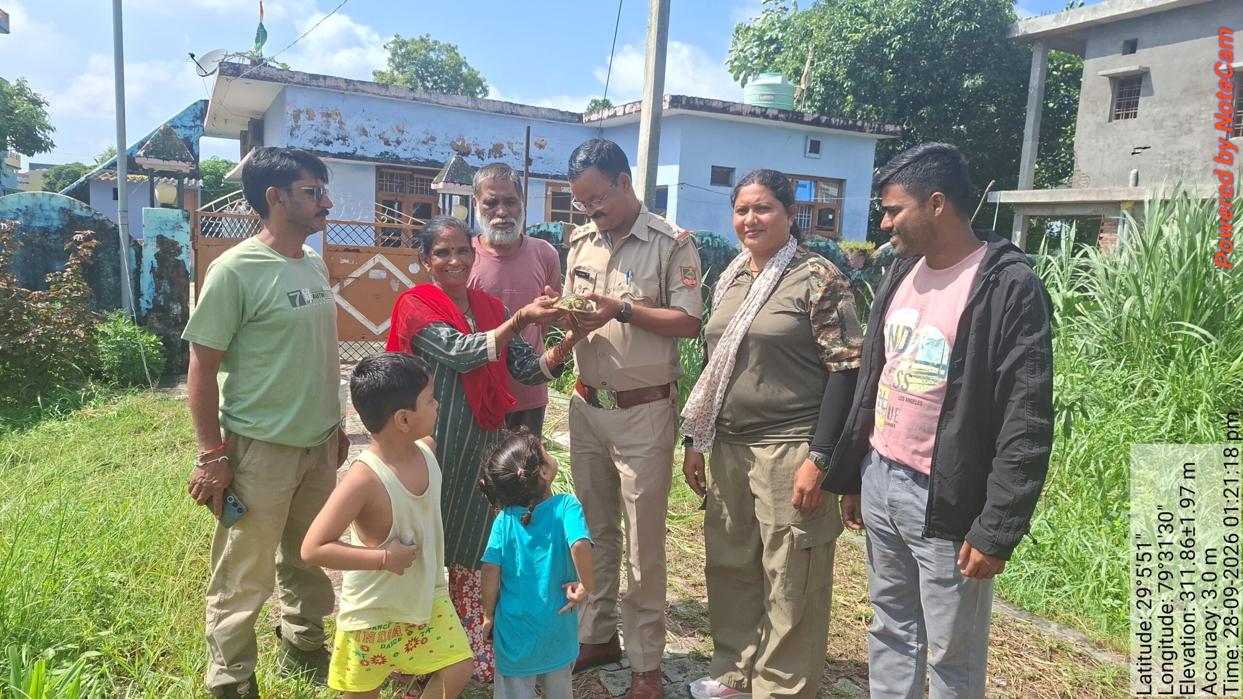 हल्दूचौड़ के दौलिया में सड़क किनारे मिला दुर्लभ कछुआ: सामाजिक कार्यकर्ता पीयूष जोशी की सजगता से वन विभाग ने किया सुरक्षित रेस्क्यू।