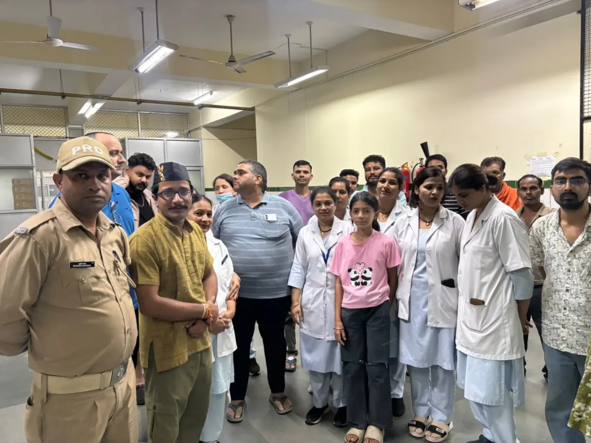 मानवता की अद्भुत मिसाल: सुशीला तिवारी कैंसर अस्पताल, जिलाधिकारी, पुलिस और सामाजिक कार्यकर्ता पीयूष जोशी के संयुक्त प्रयासों से माँ को खो चुकी 13 वर्षीय अनाथ बच्ची आर्थिक मदद व सुरक्षा के साथ लौटी पिथौरागढ़